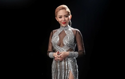 Nhung lan khoe tai dien xuat cua Toc Tien hinh anh