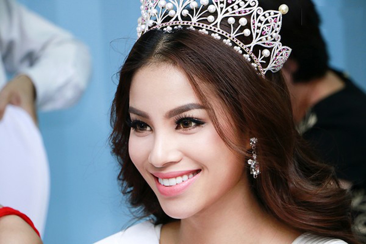 hoa hau Hoan vu Pham Huong ngay ay anh 5