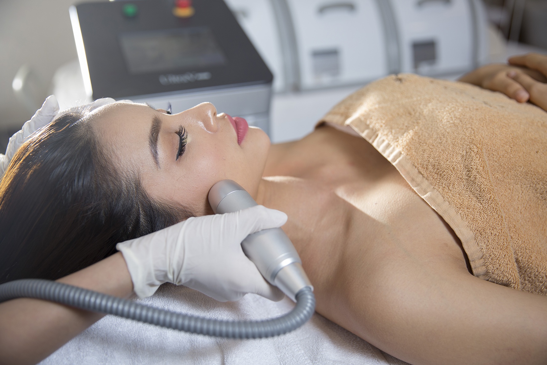 hoa hau Hoan vu Pham Huong ngay ay anh 9