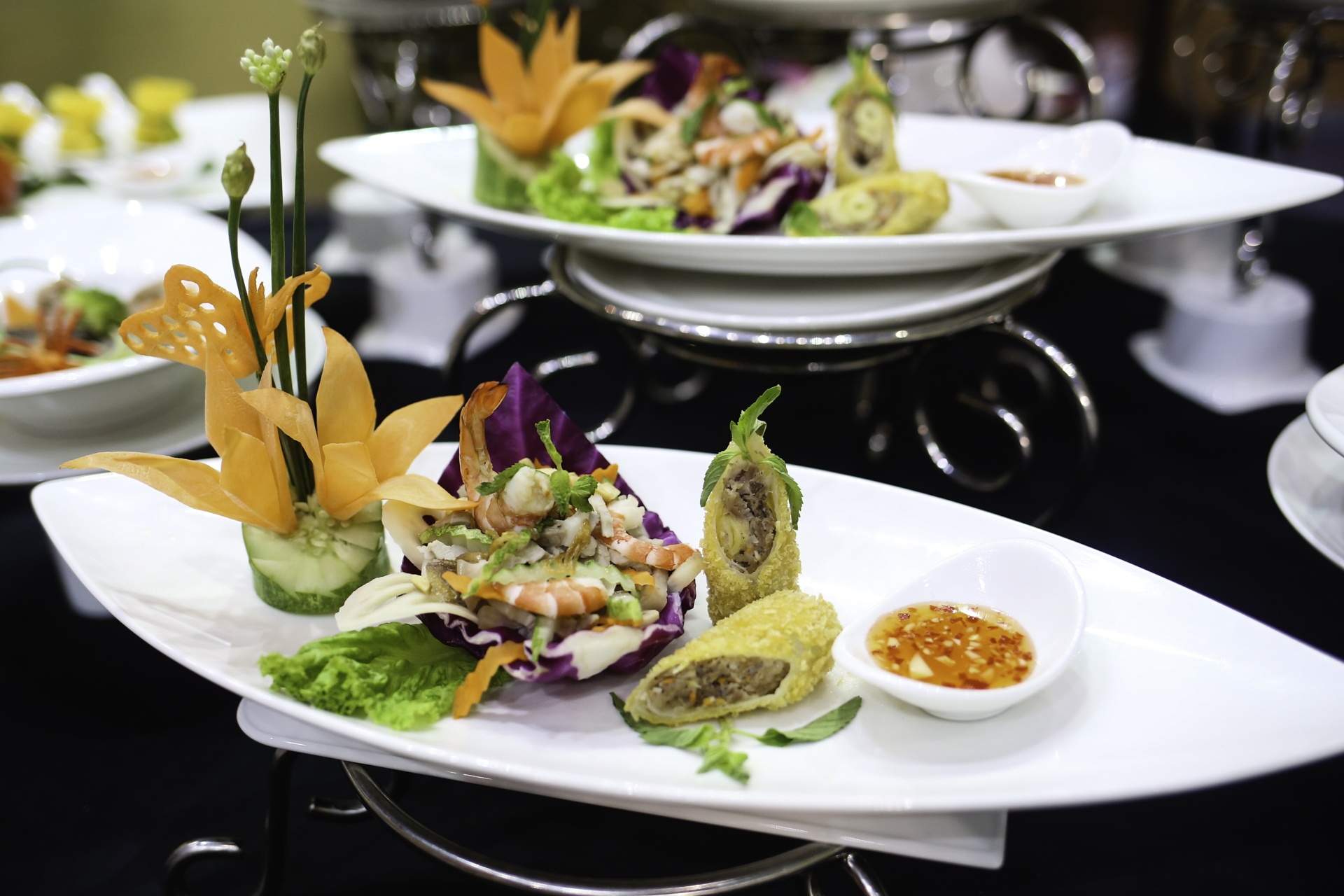 Sen Hue tren ban tiec 5 sao hinh anh