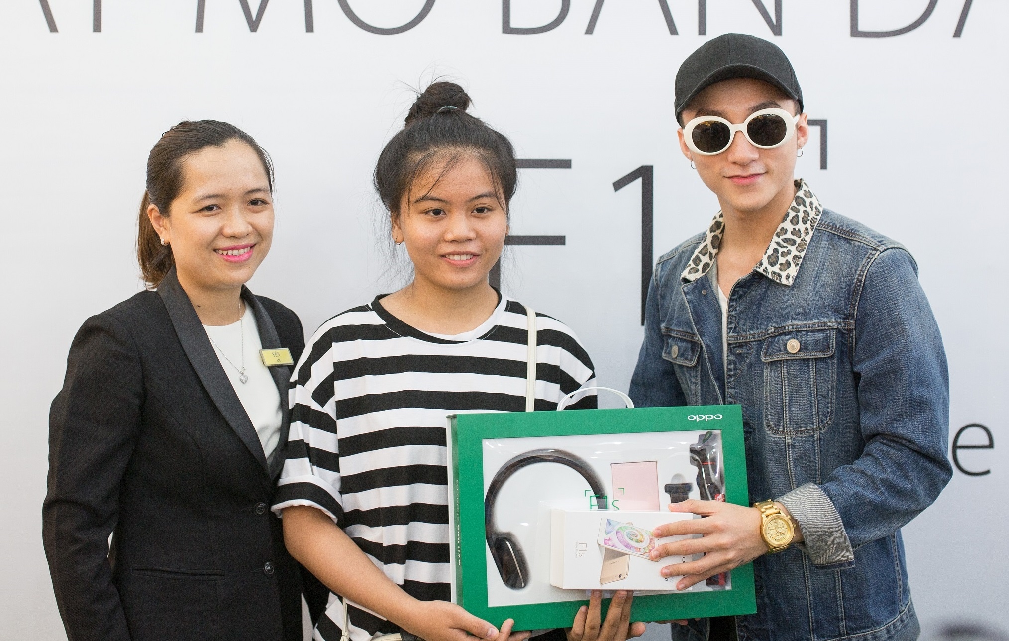 Fan phan khich mo hop OPPO F1s cung Son Tung hinh anh