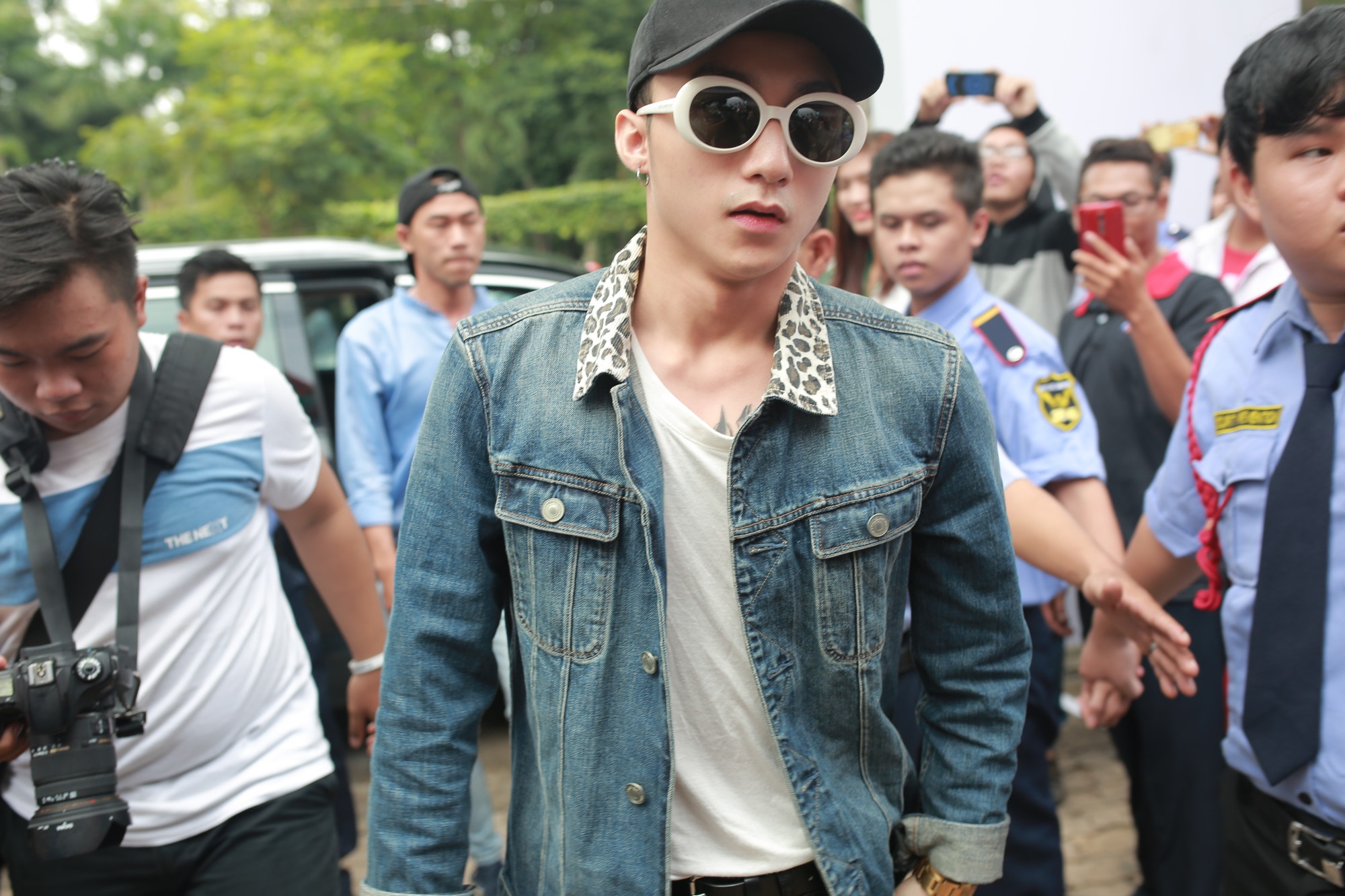 Son Tung dien ao khoac jeans ca tinh anh 1