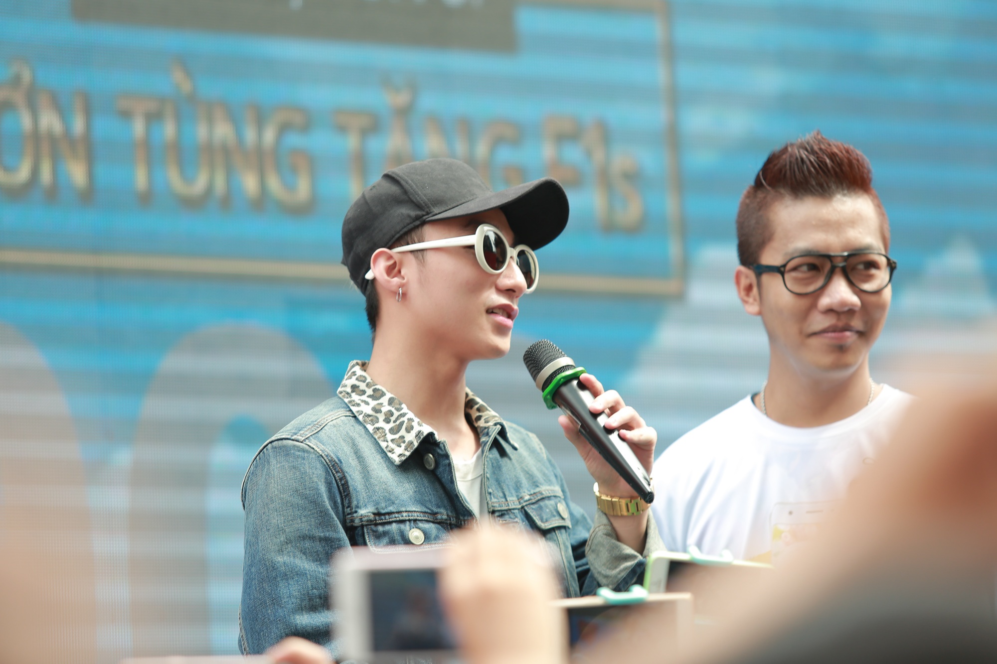 Son Tung dien ao khoac jeans ca tinh anh 2