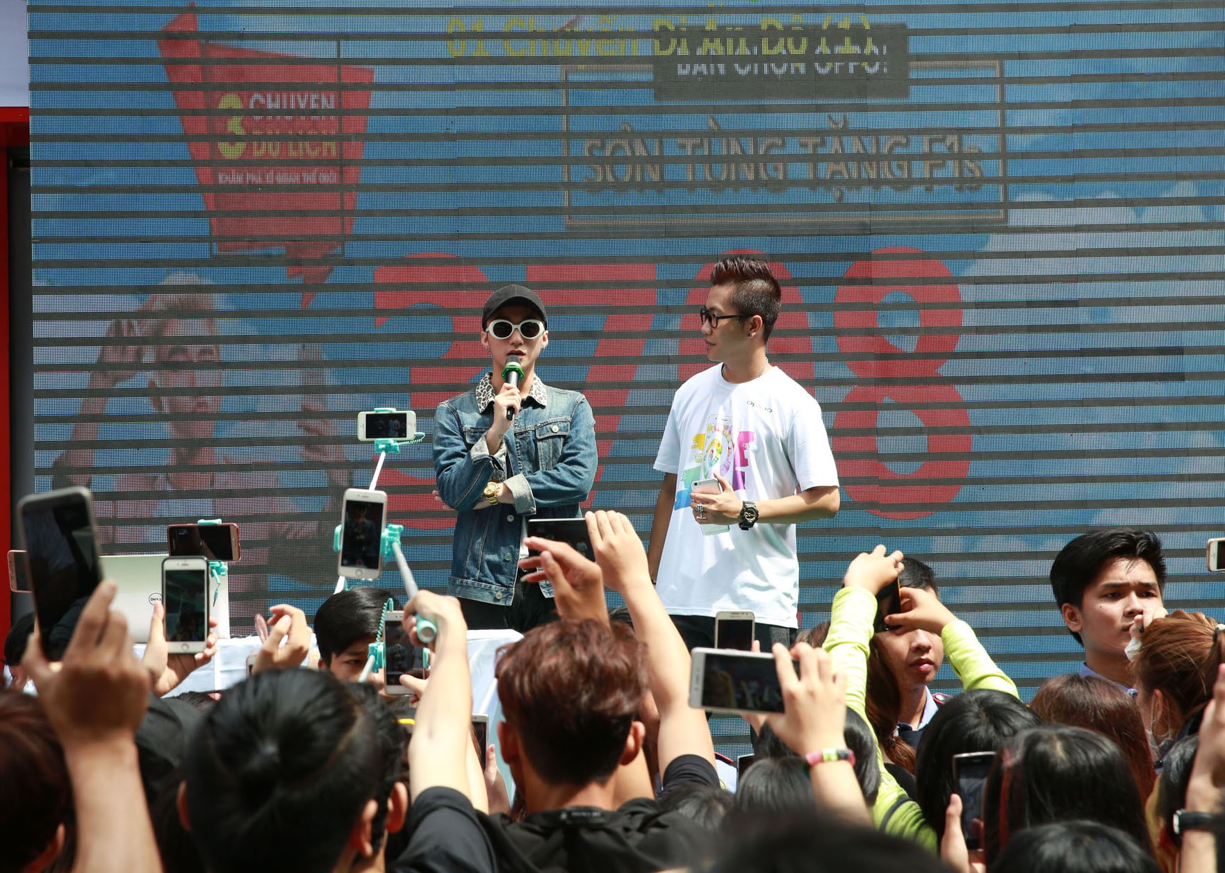 Son Tung dien ao khoac jeans ca tinh anh 3