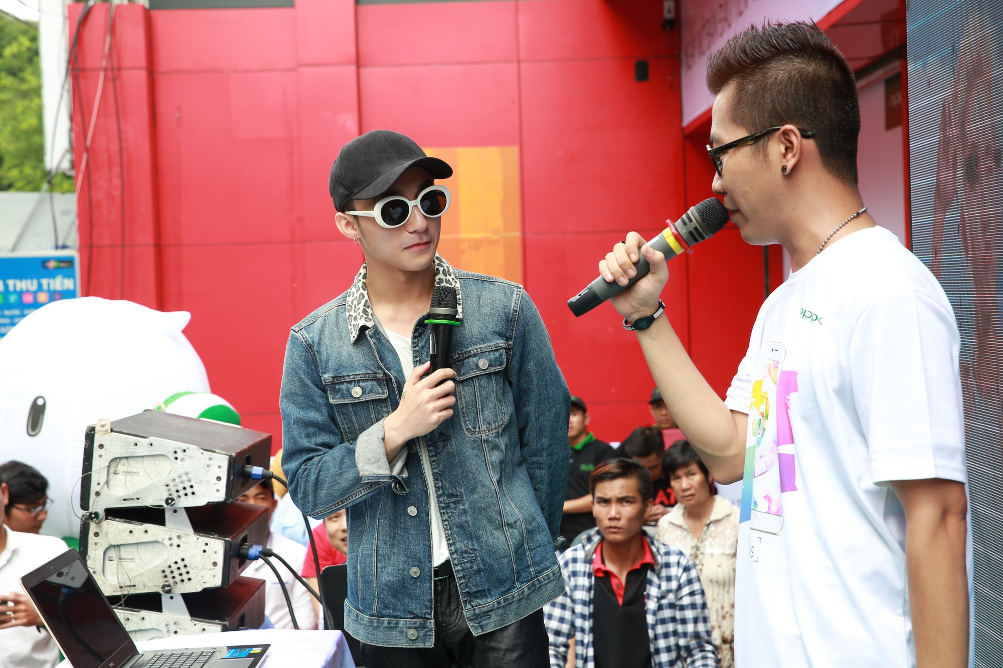 Son Tung dien ao khoac jeans ca tinh giao luu cung fan hinh anh