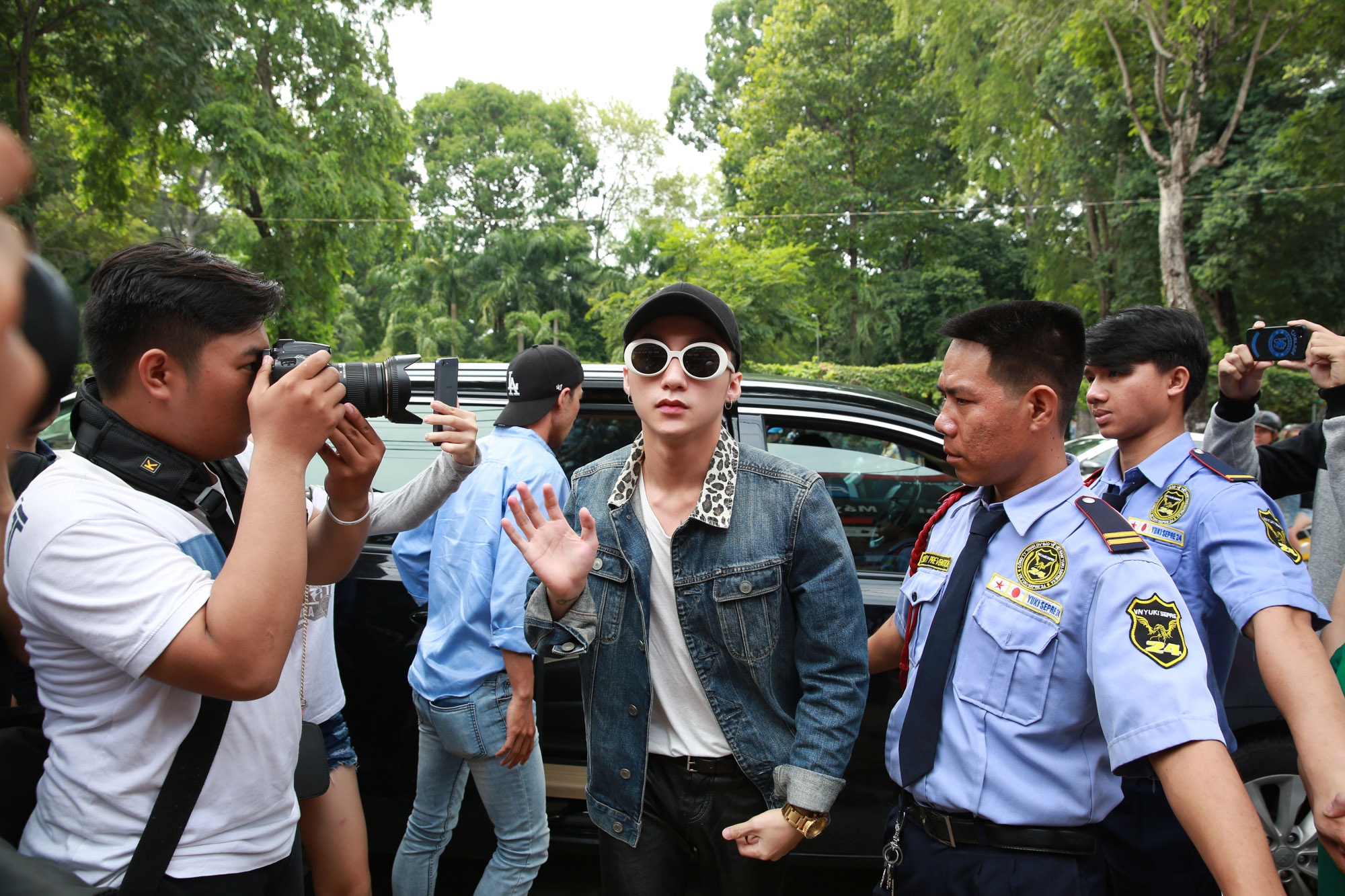 Son Tung dien ao khoac jeans ca tinh anh 6