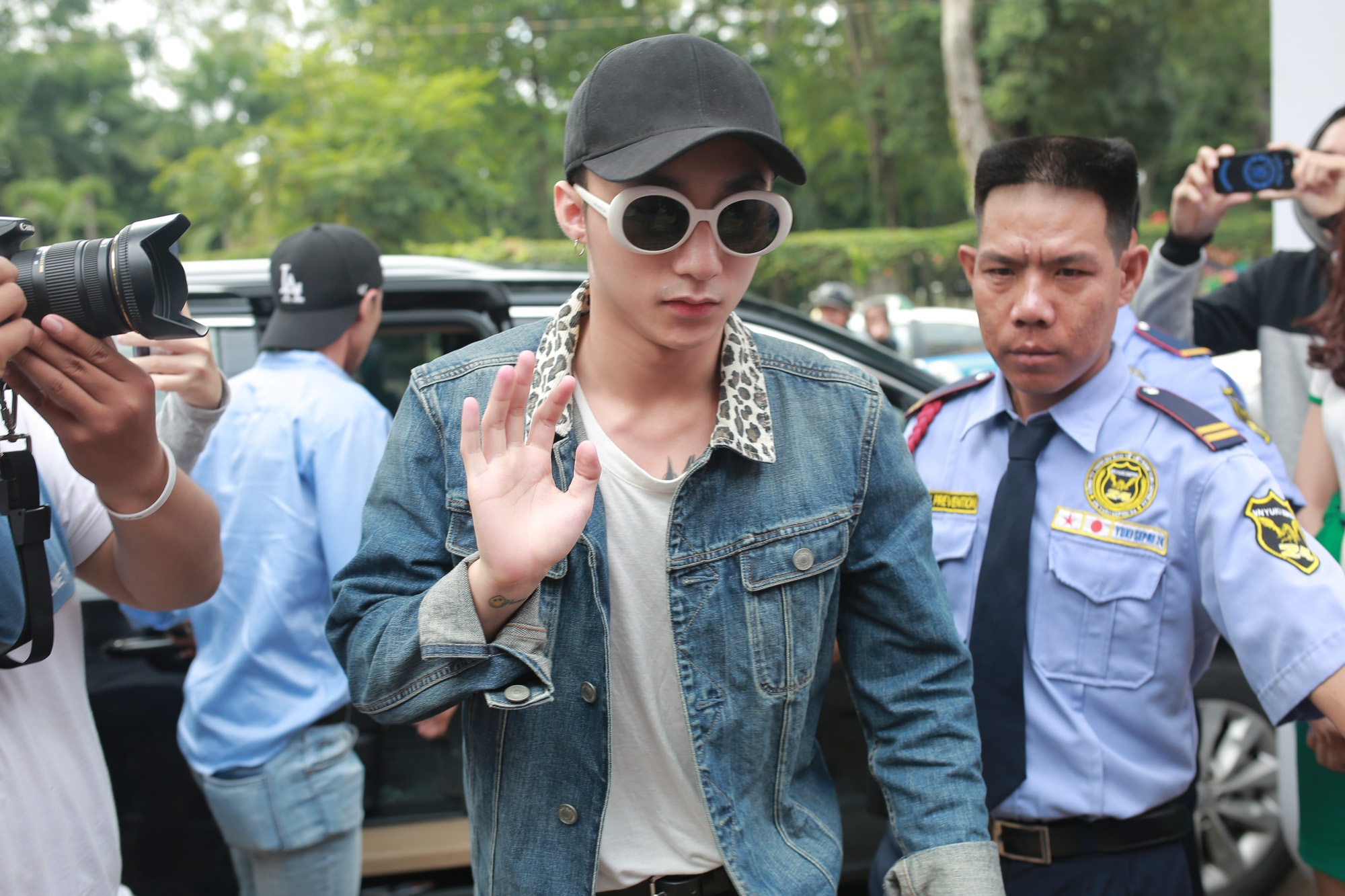 Son Tung dien ao khoac jeans ca tinh anh 7