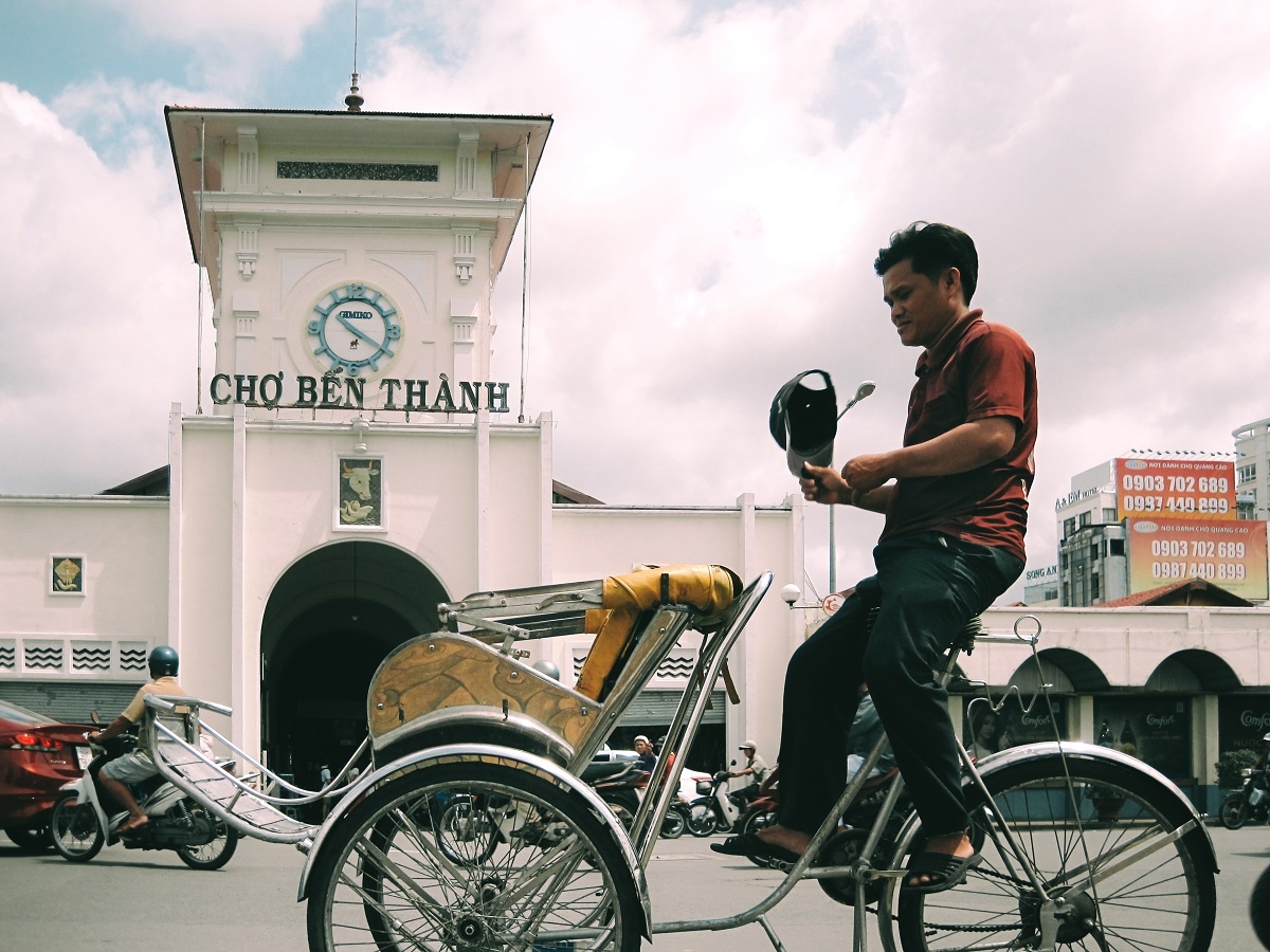 Nguoi dan ong gan lien tuoi tre voi xich lo tai Sai Gon hinh anh