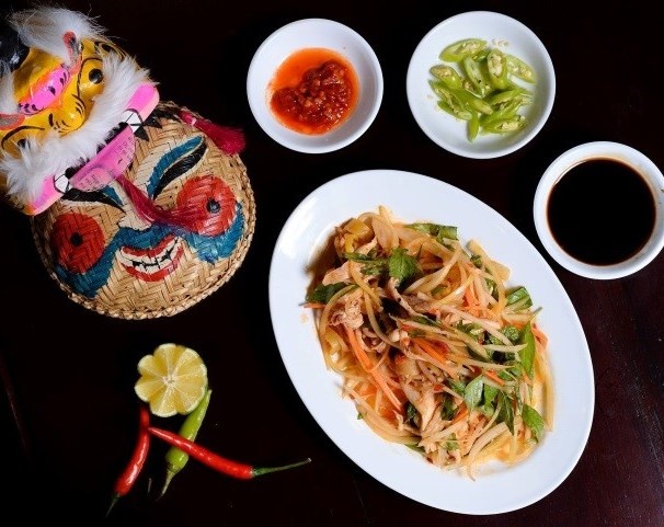 Thuong thuc com ga Hoi An giua thu do hinh anh