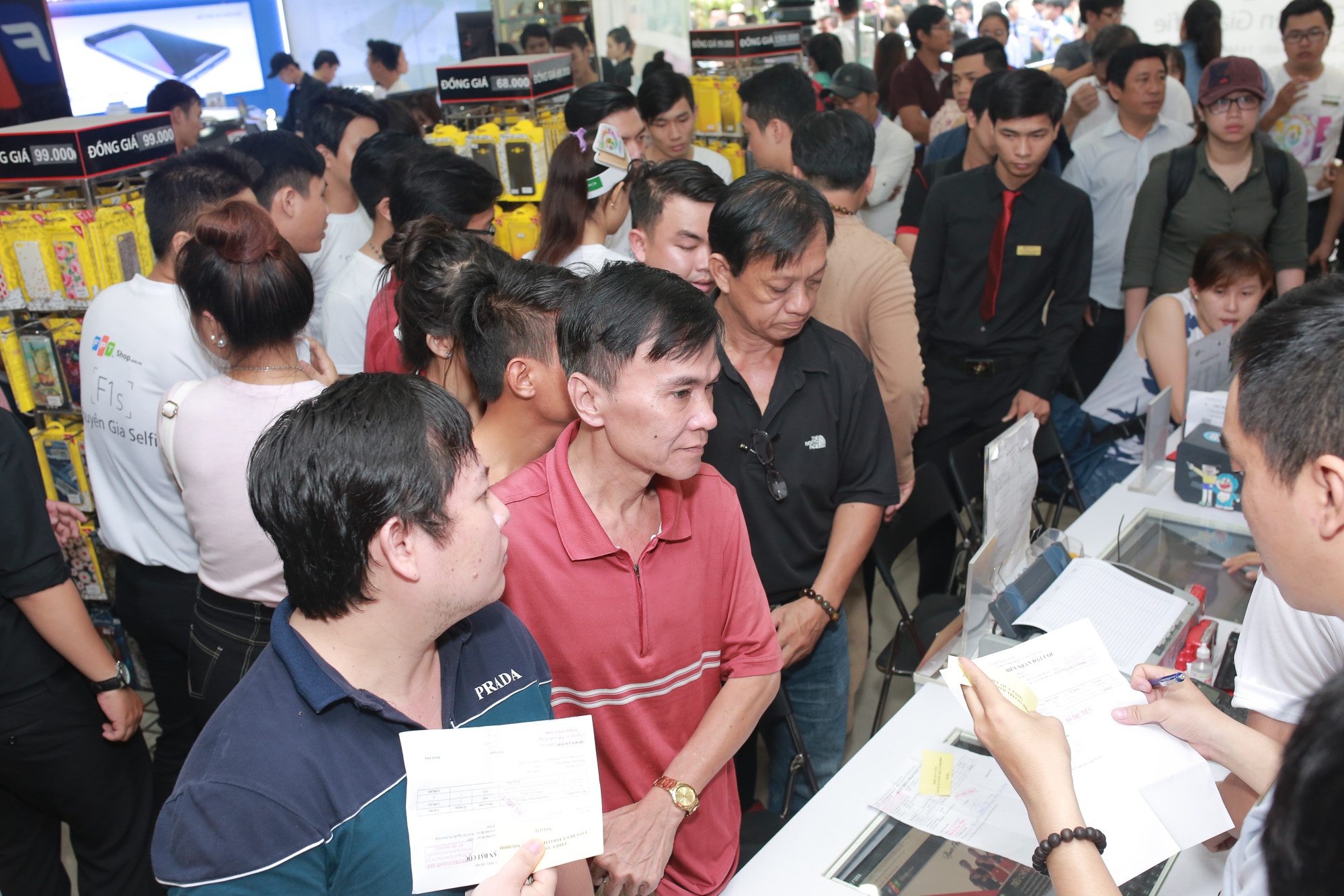 Moi 3 giay co mot chiec Oppo F1s duoc ban ra hinh anh