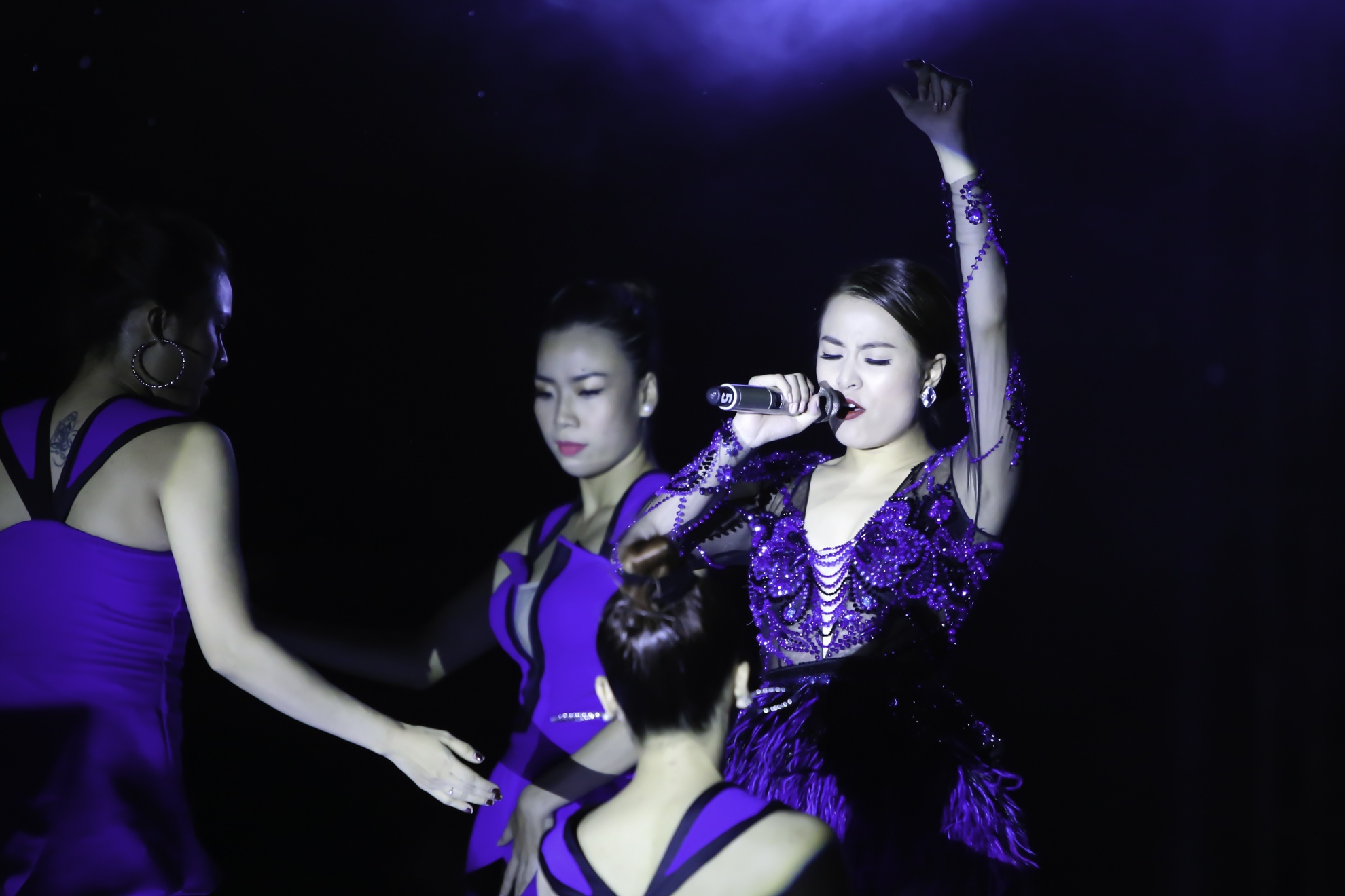 Hoang Thuy Linh va Trang Khieu do ve goi cam anh 1