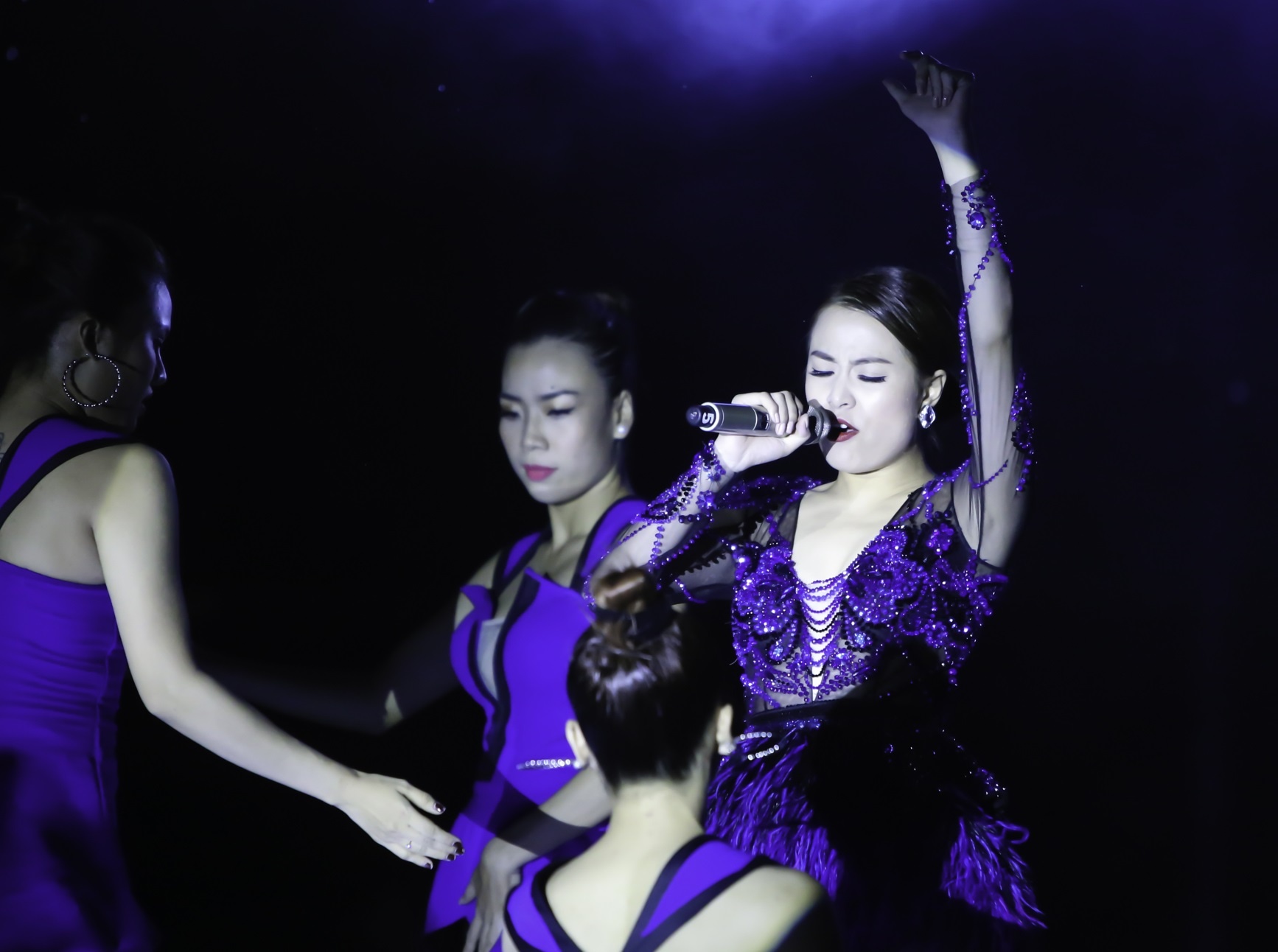 Hoang Thuy Linh va Trang Khieu do ve goi cam o pool party hinh anh