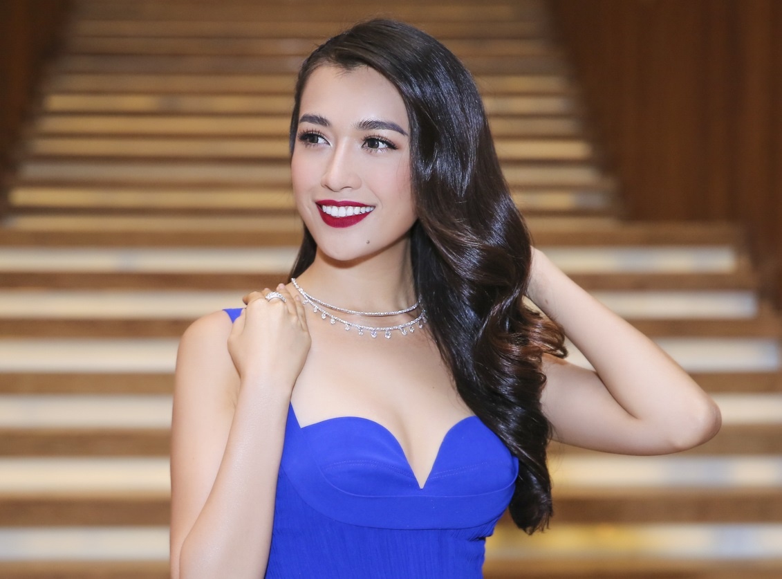 A hau Le Hang dien trang suc kim cuong rang ro du su kien hinh anh