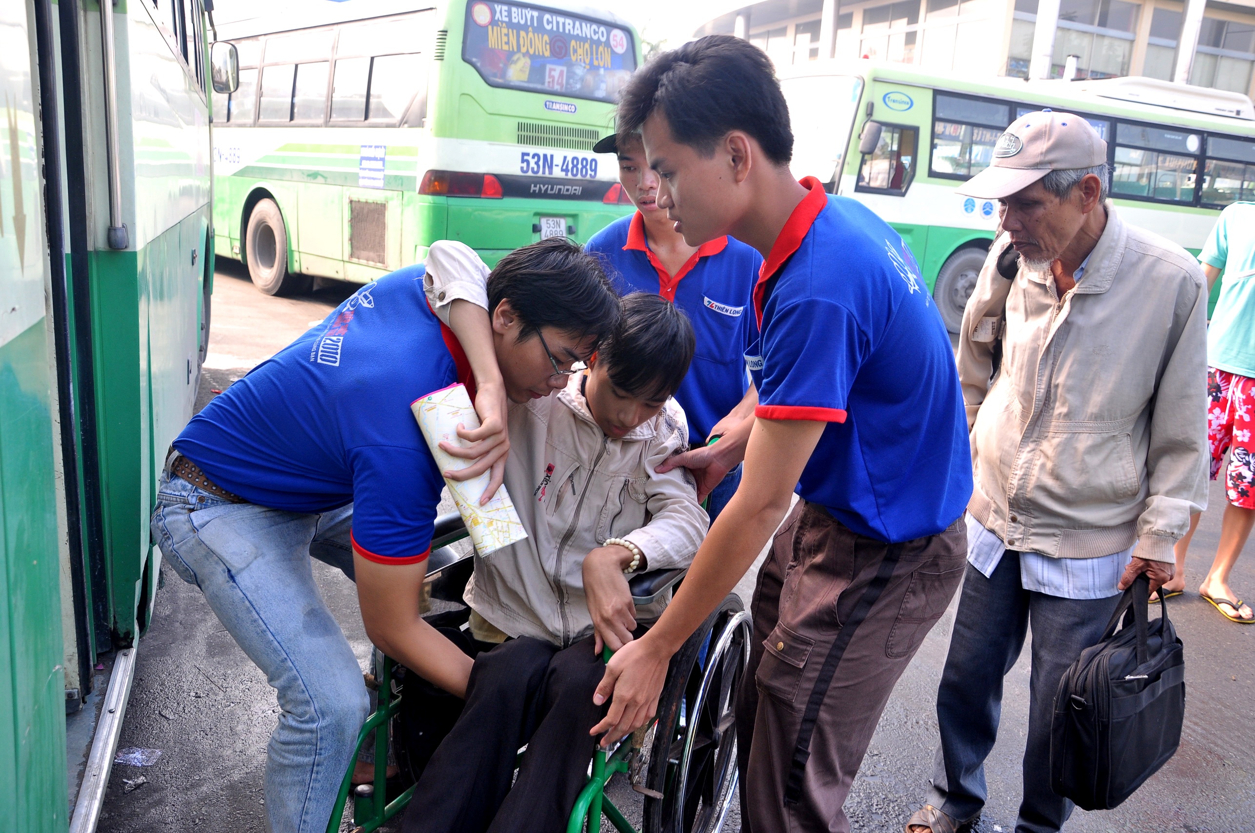 ap doan Thien Long dong hanh Tiep suc mua thi anh 2