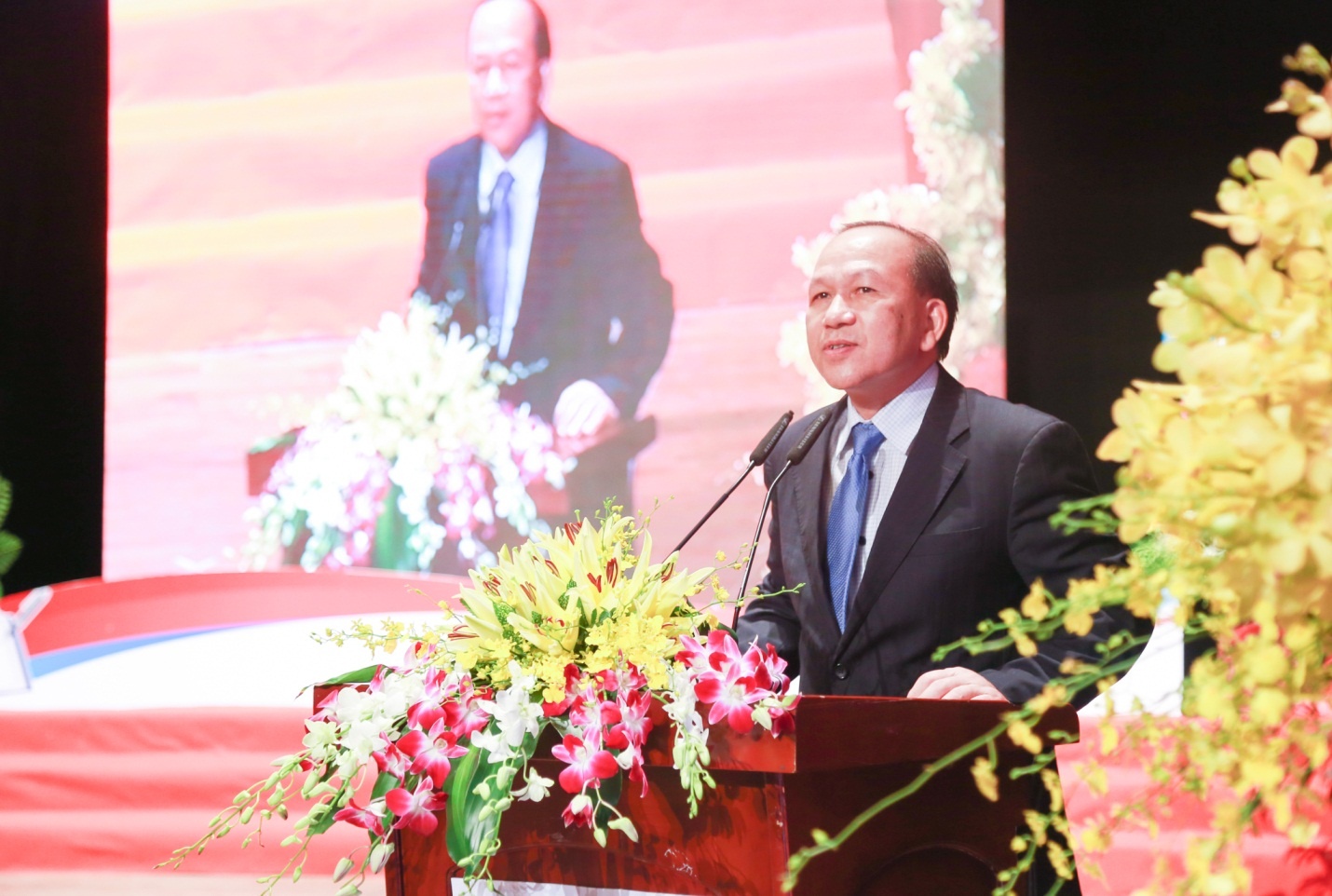 Le tot nghiep 2016 cua UEF anh 1