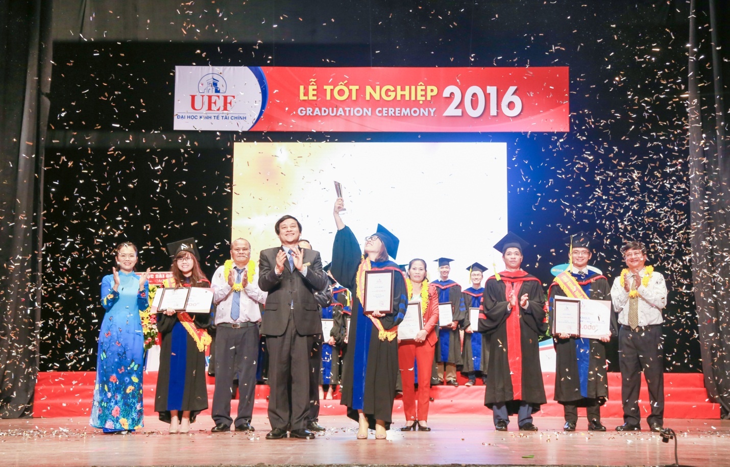 Le tot nghiep 2016 cua UEF anh 2
