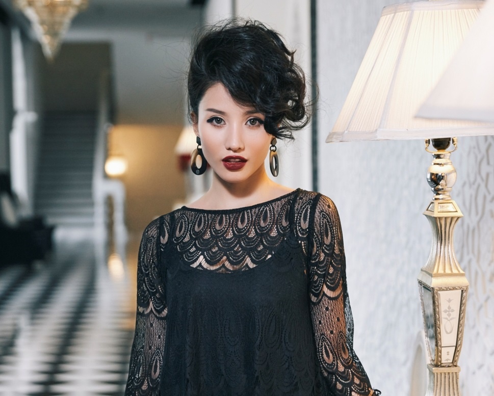 Hot girl Sai thanh Meo Meo khoe eo thon voi BST Noir hinh anh