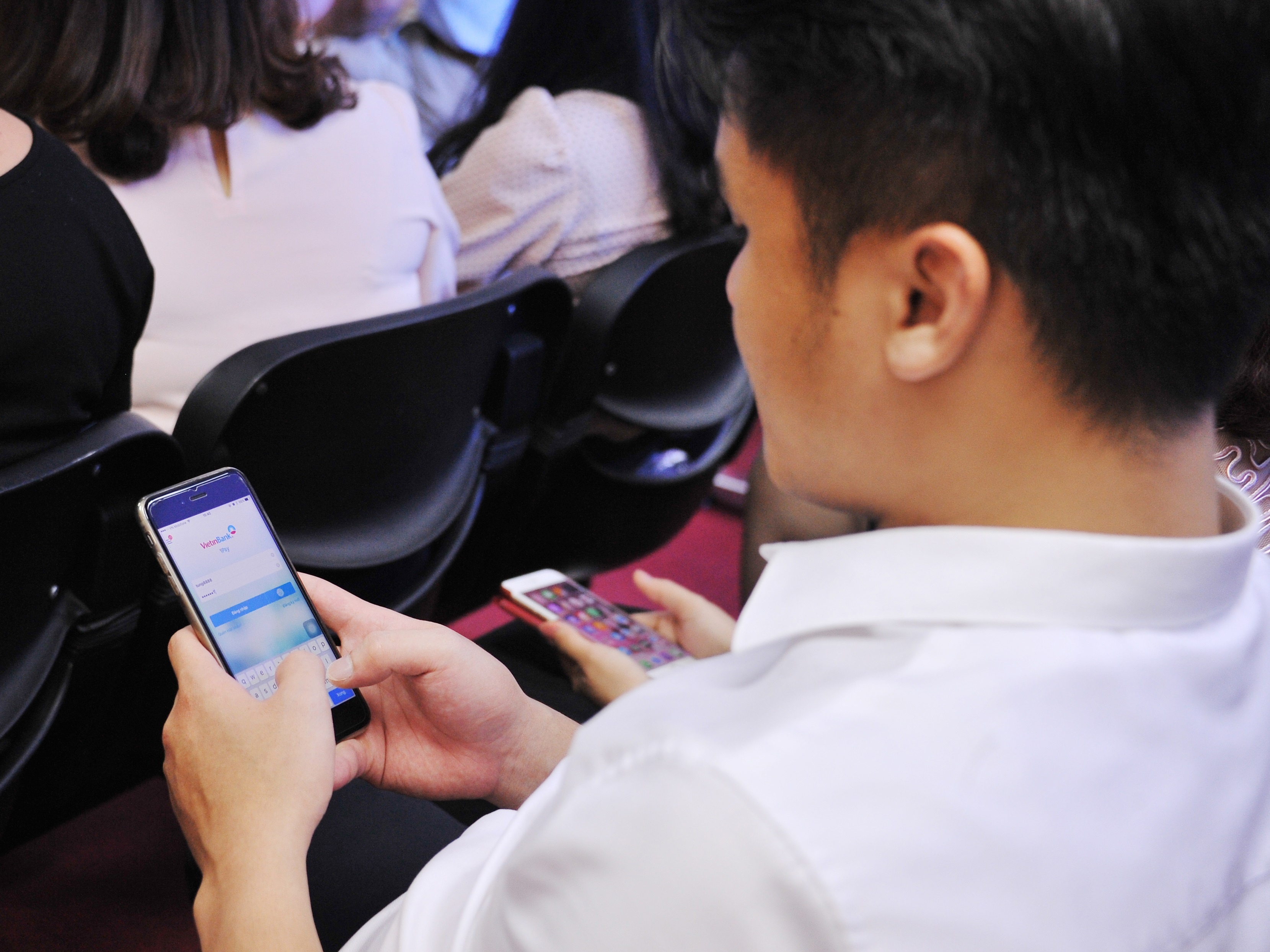 VietinBank ho tro khach hang dat ve may bay qua iPay Mobile hinh anh