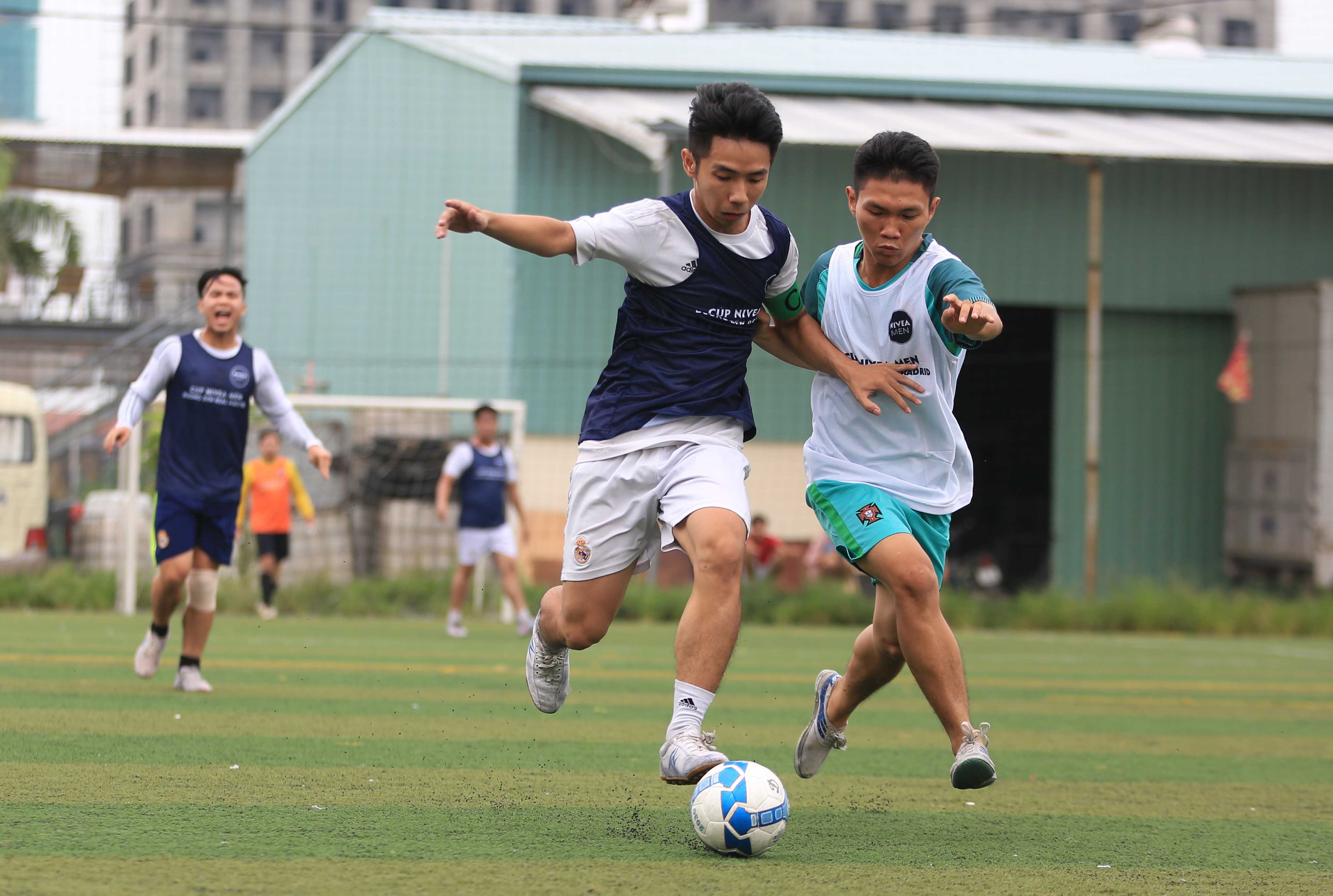 Dai dien bong da phui Ha Noi tranh suat di Real Madrid hinh anh