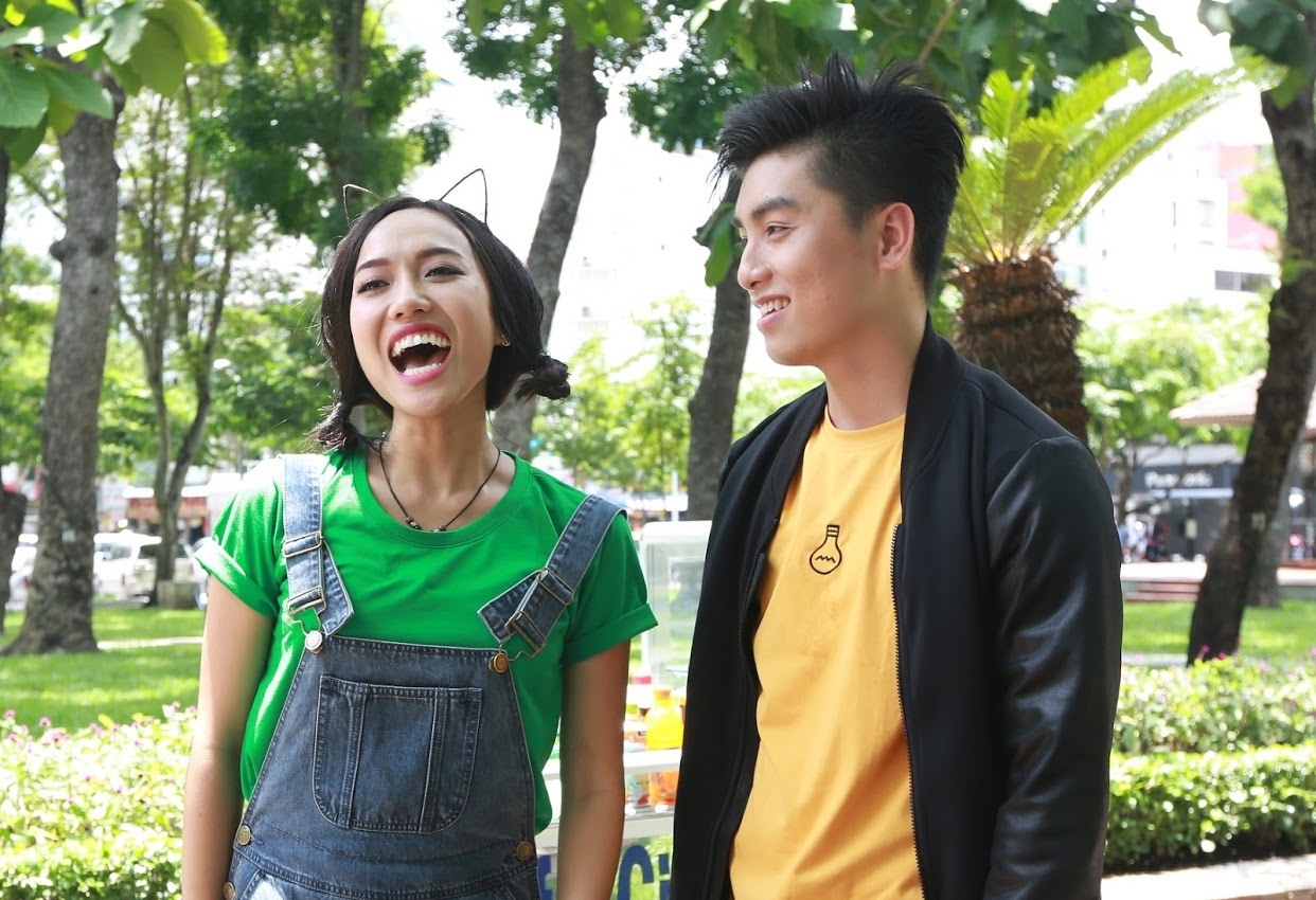 VJ Dieu Nhi va Ngoc Trai xich mich trong cong vien hinh anh
