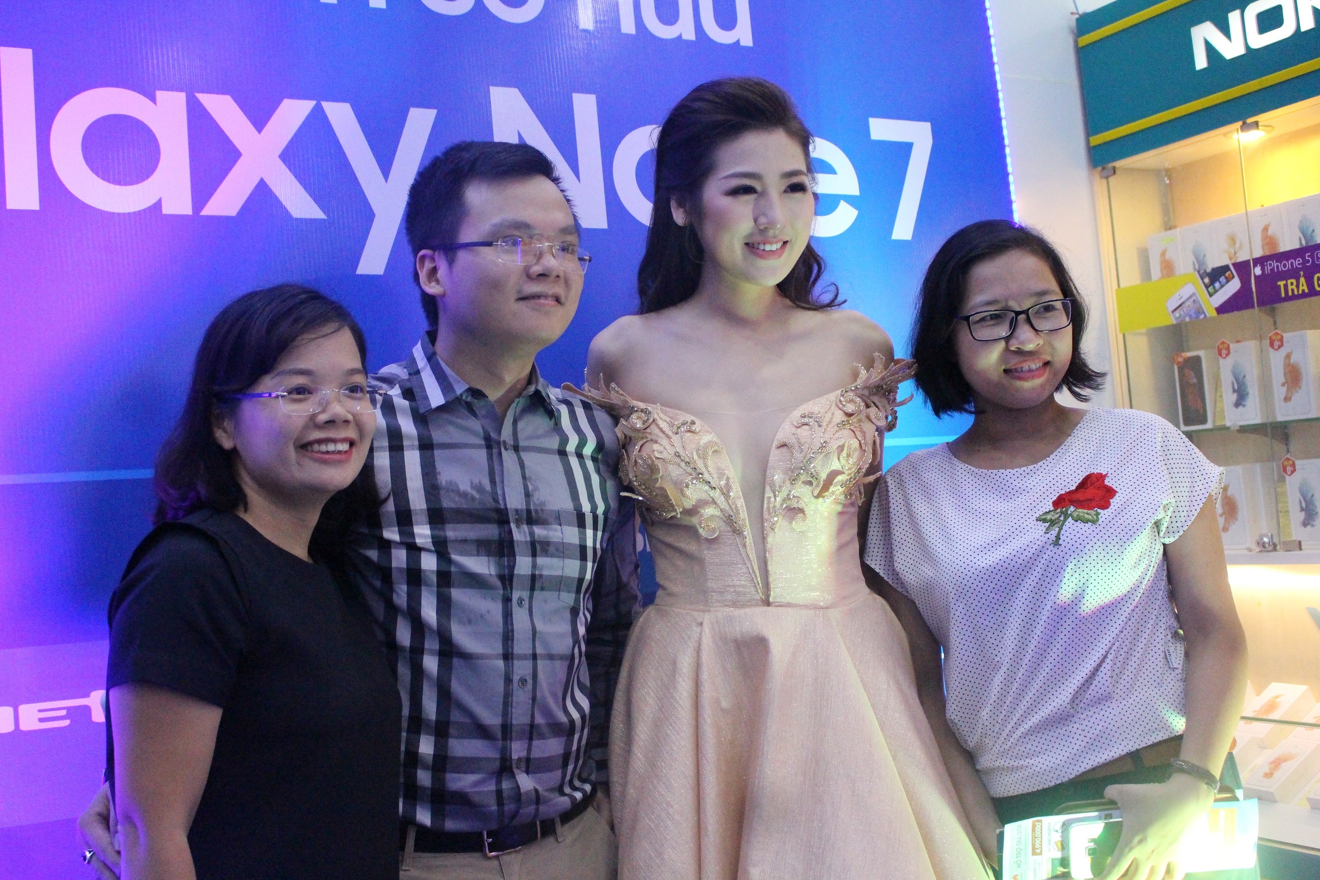 Viettel Store tra truoc 1.500 chiec Galaxy Note 7 cho khach hinh anh