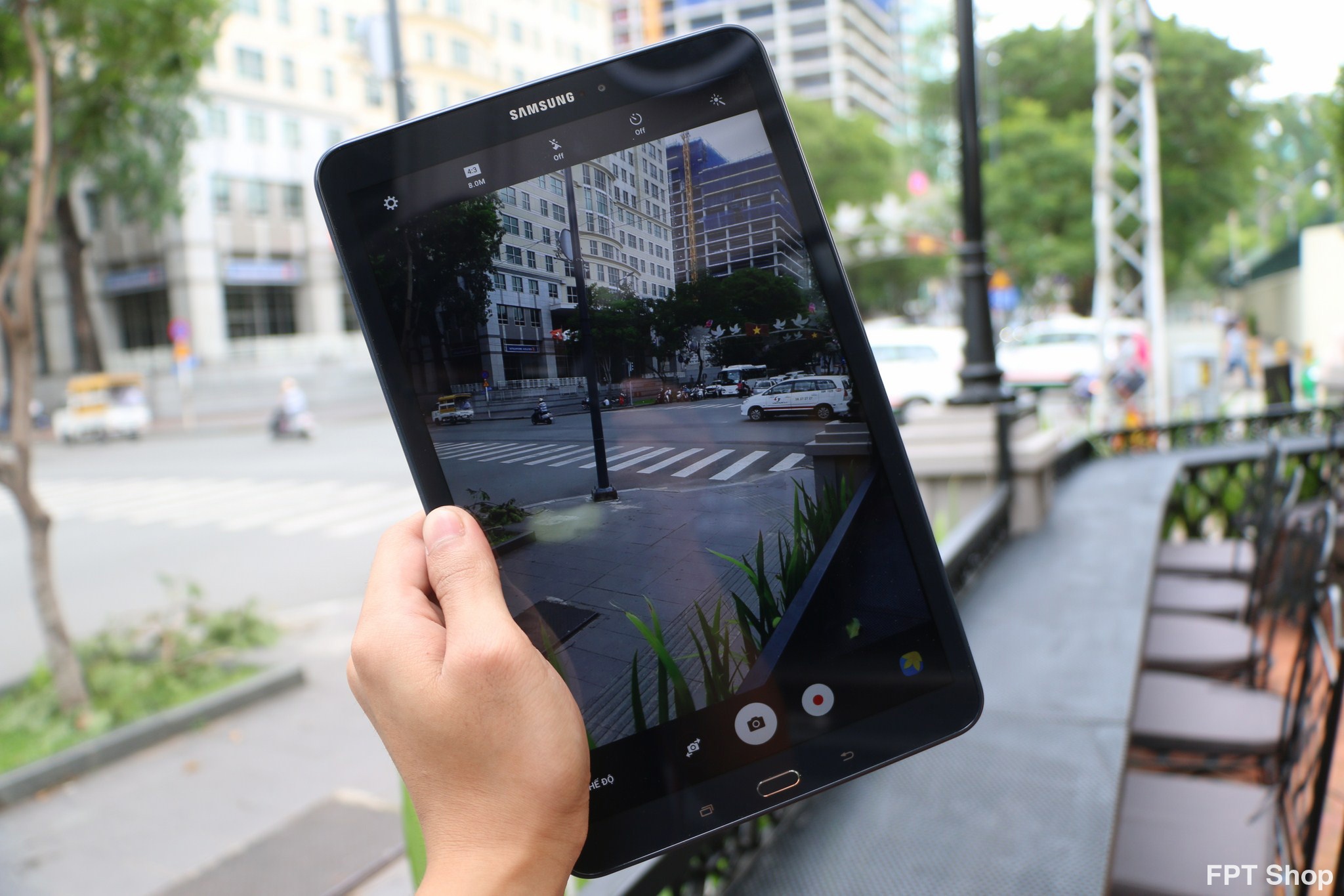 Mua Galaxy Tab A 10,1 inch mau xanh, nhan qua cua FPT Shop hinh anh