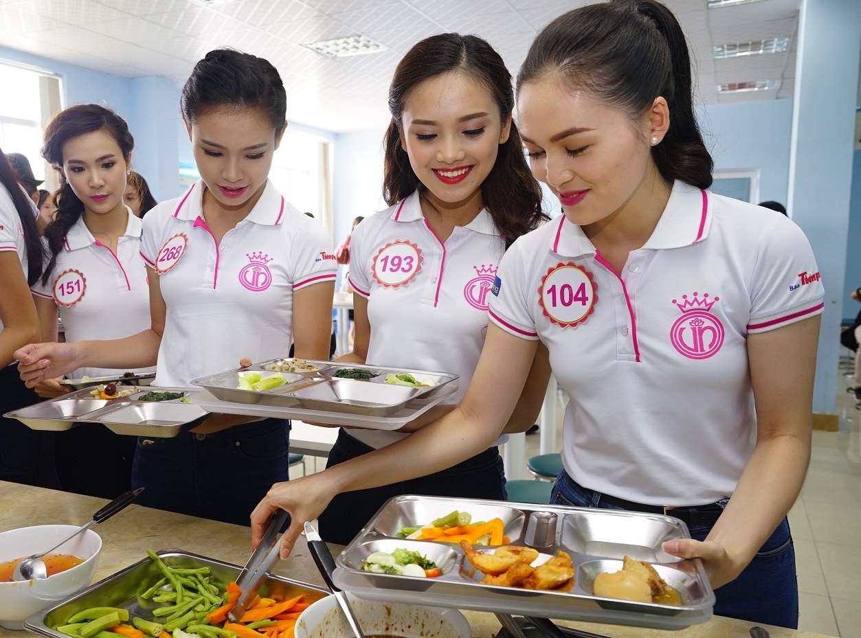 Bua trua gian di cua thi sinh Hoa hau Viet Nam 2016 hinh anh