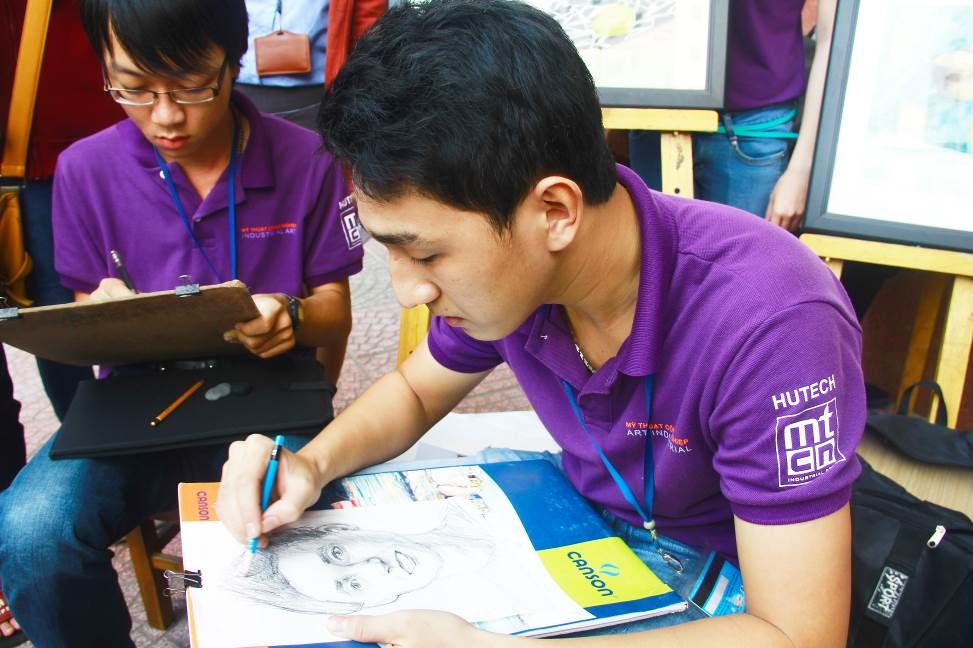 HUTECH to chuc thi ve tuyen sinh nganh kien truc hinh anh