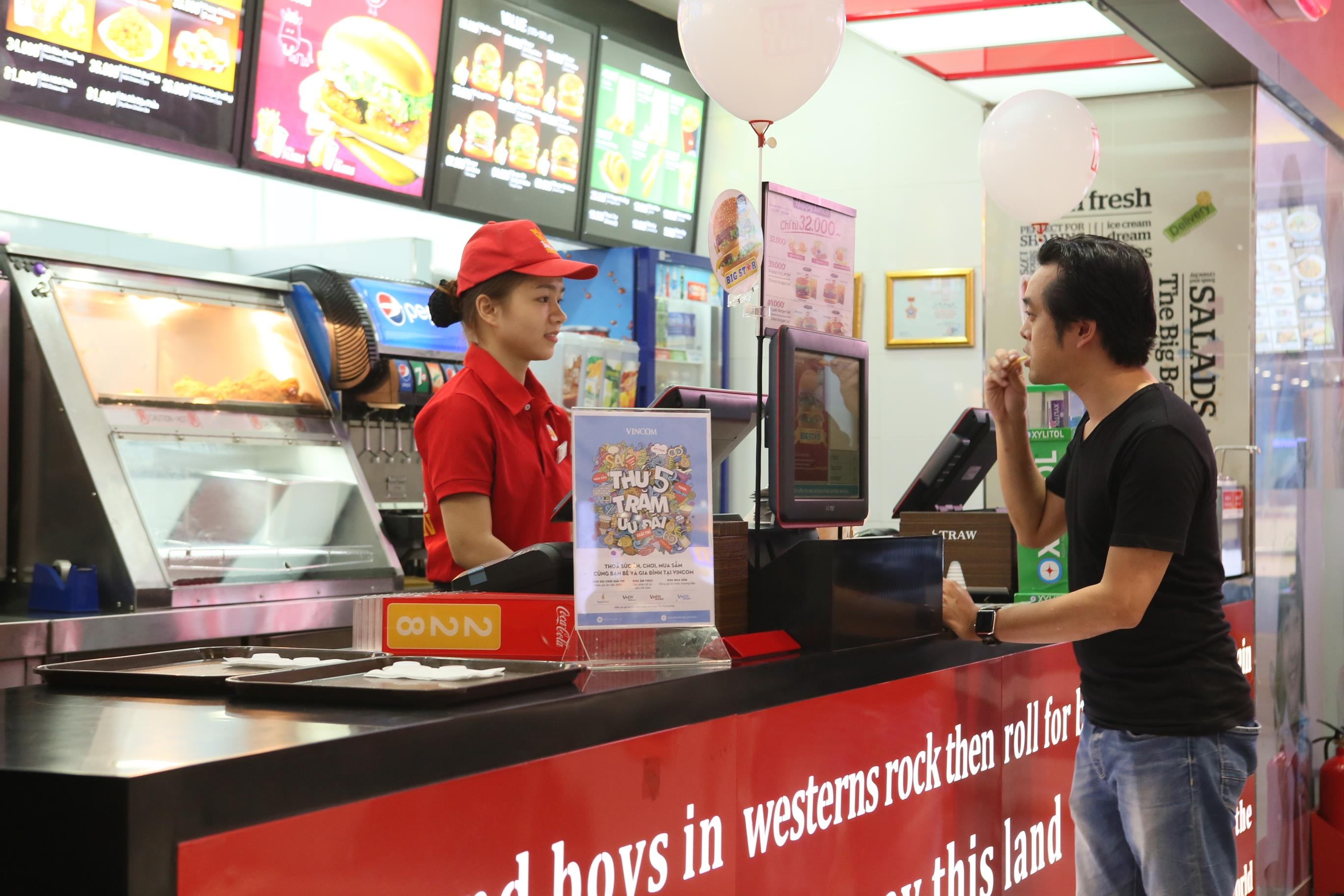 Mot ngay mua sam cua nhac si Duong Khac Linh hinh anh