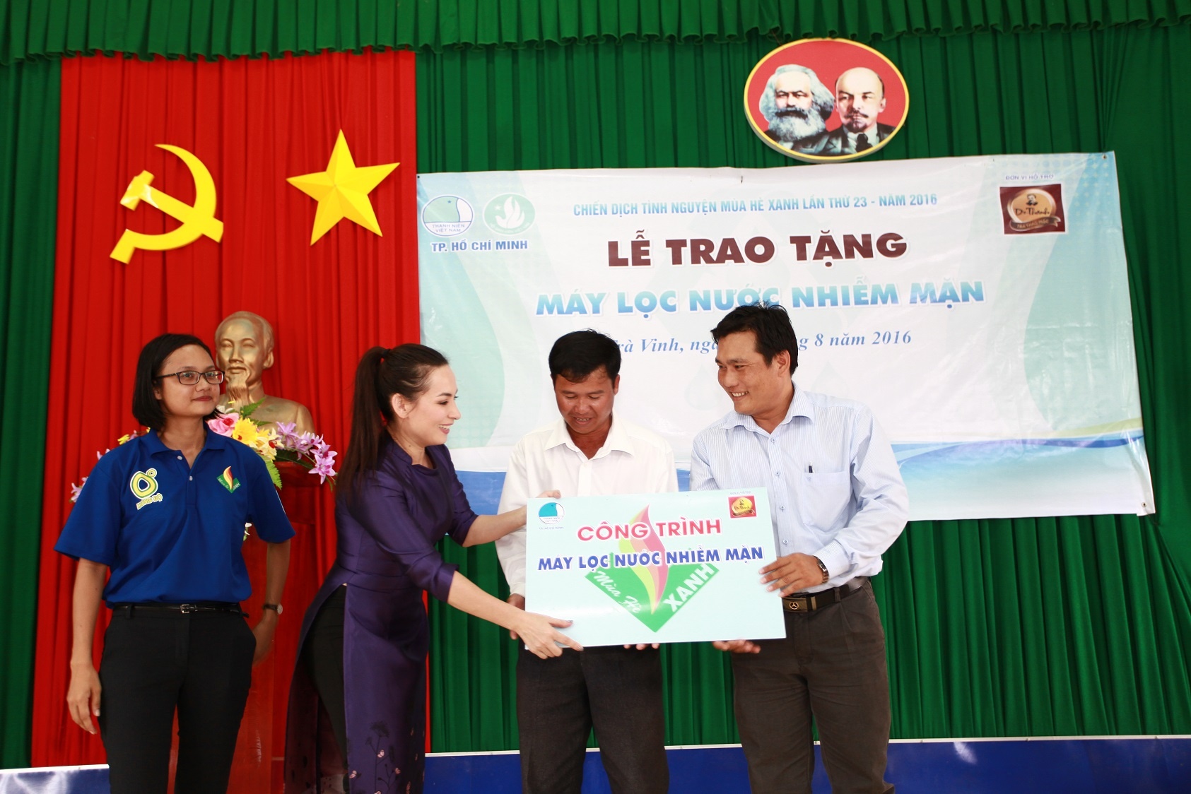 Phi Nhung trao tang may loc nuoc anh 1