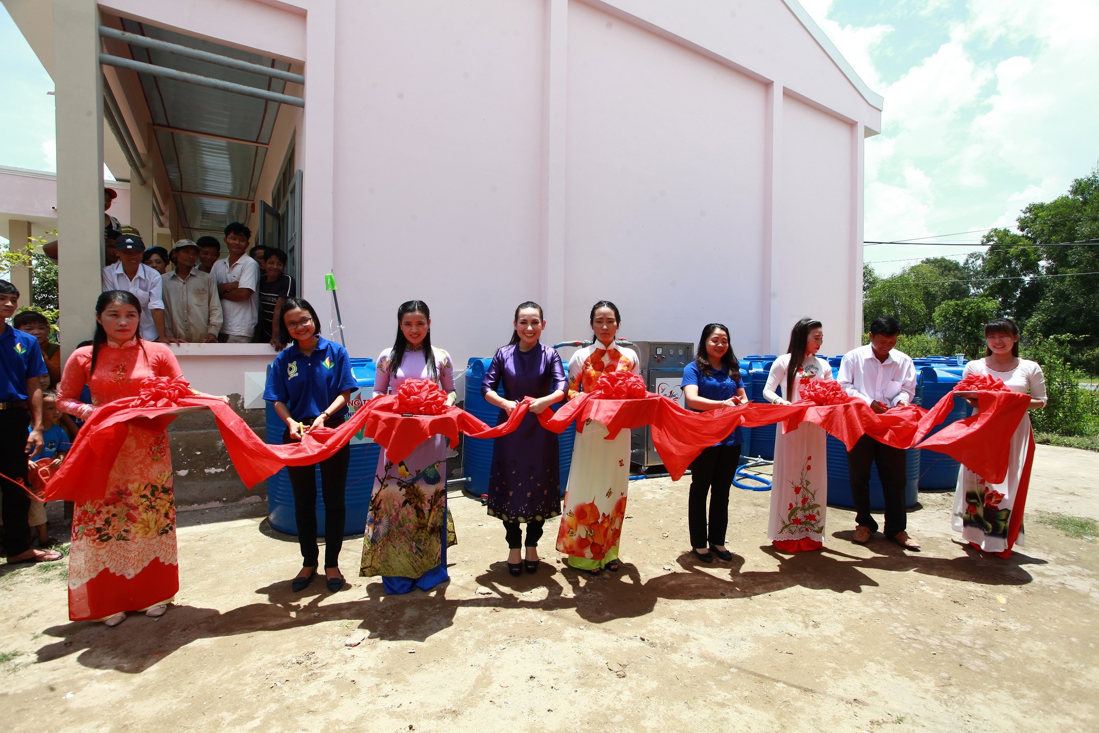 Phi Nhung trao tang may loc nuoc anh 2