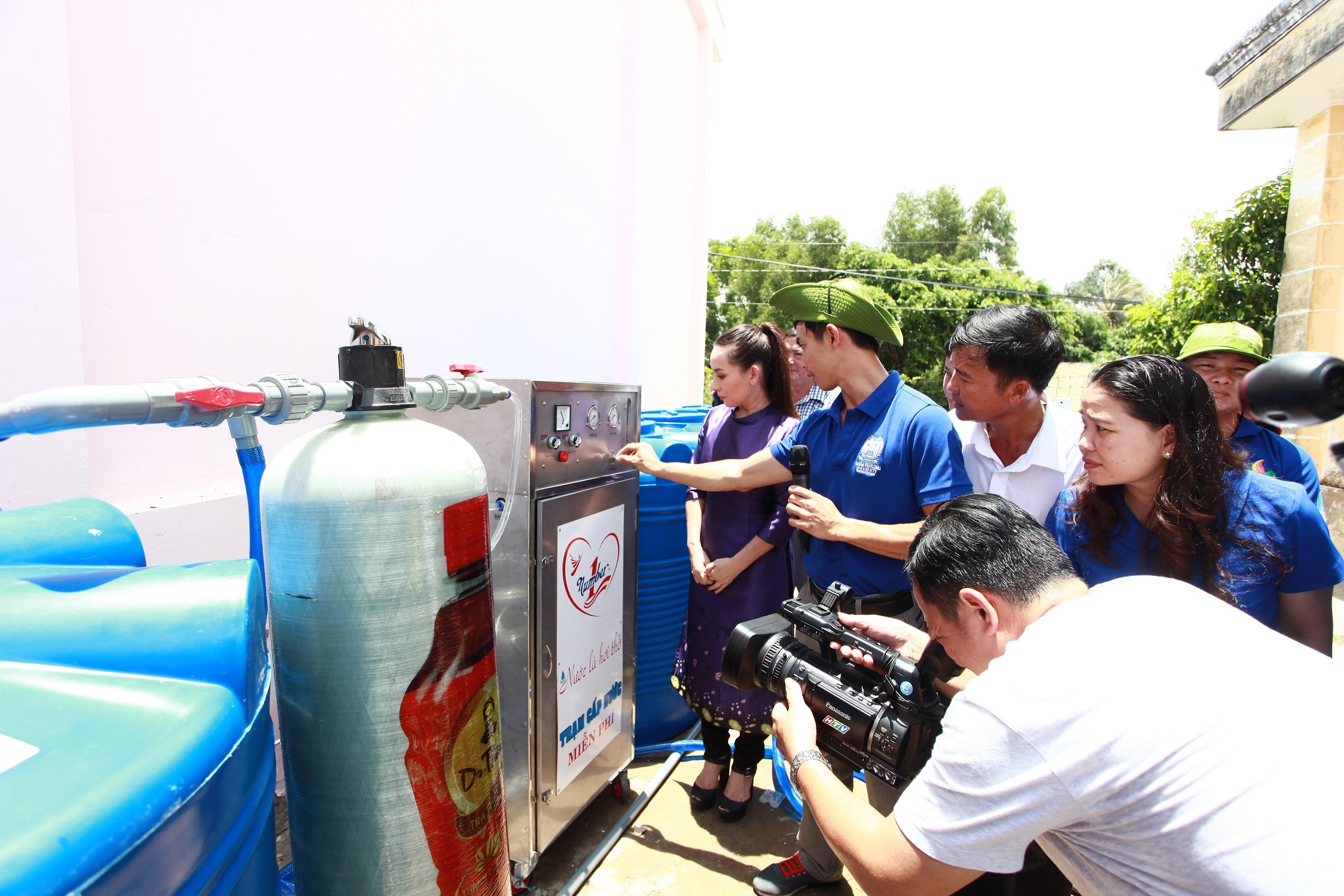 Phi Nhung trao tang may loc nuoc anh 3