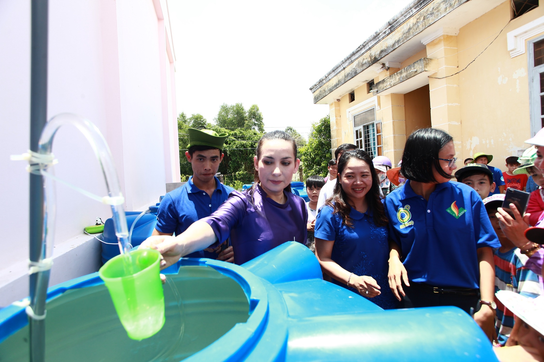 Phi Nhung trao tang may loc nuoc anh 4