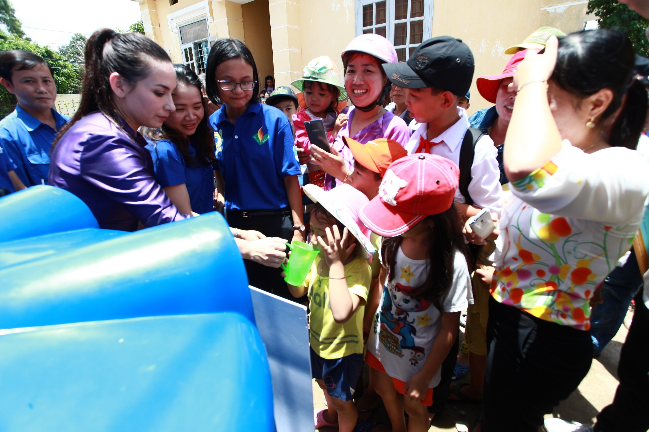 Phi Nhung trao tang may loc nuoc anh 5