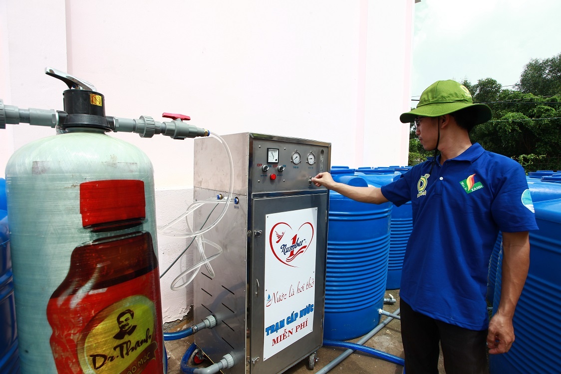 Phi Nhung trao tang may loc nuoc anh 7