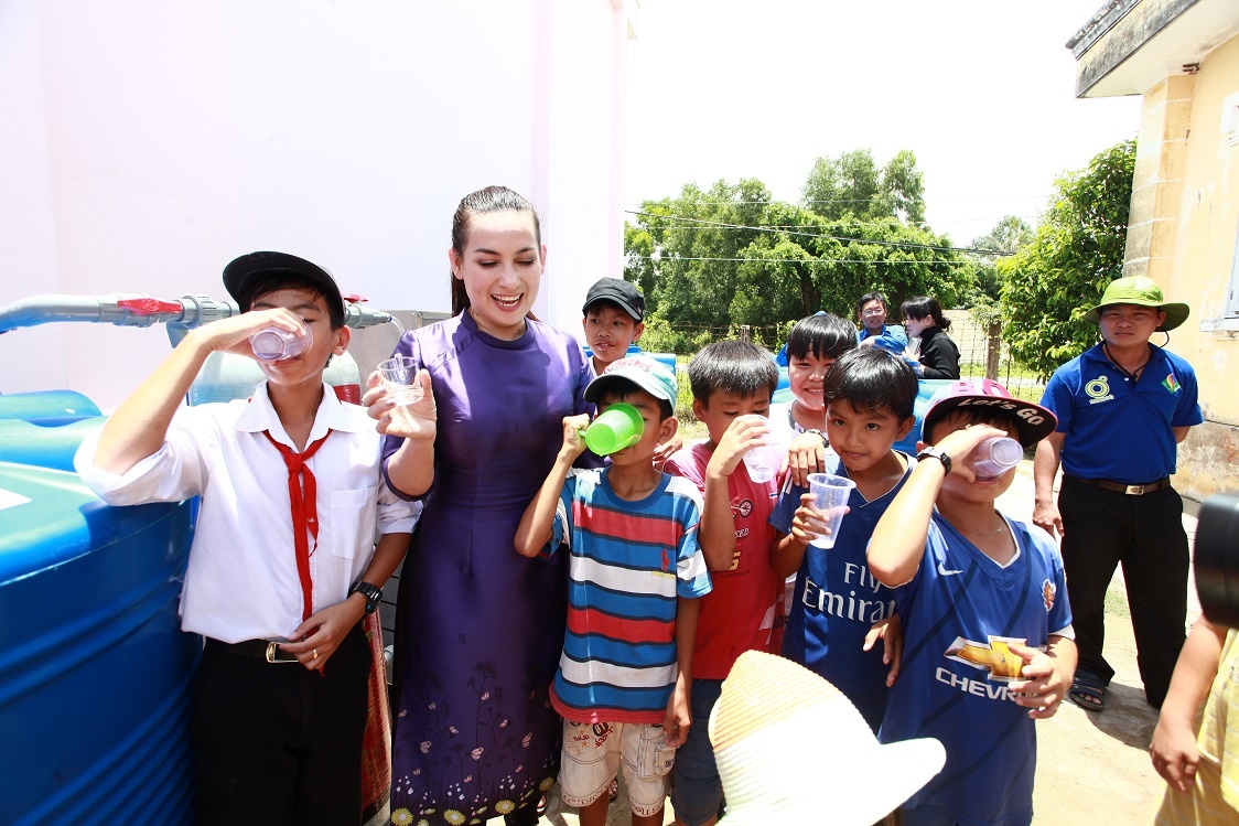 Phi Nhung trao tang may loc nuoc anh 9