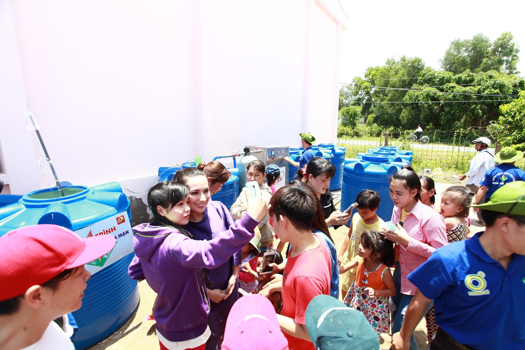 Phi Nhung trao tang may loc nuoc anh 10