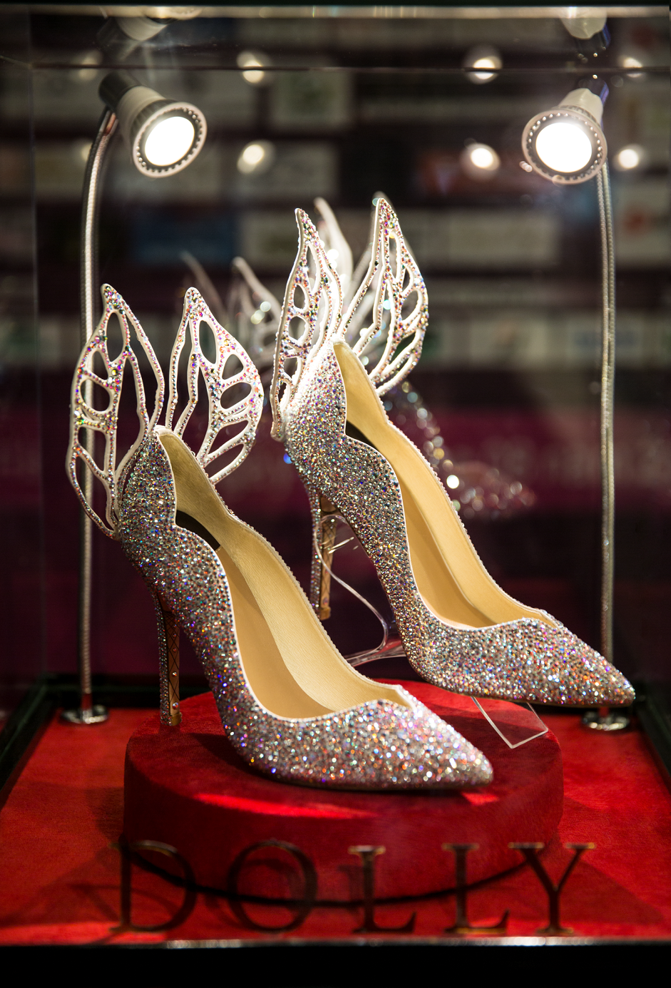 giay Dolly gan da quy cho tan Hoa hau Viet Nam anh 2