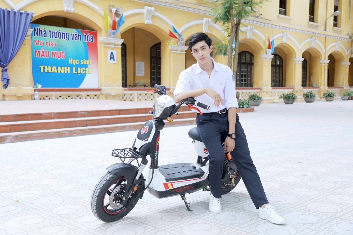 4 xe dien duoc yeu thich trong nam hoc moi hinh anh