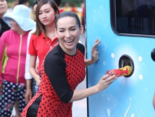 Phi Nhung trao tang may loc nuoc cho nguoi dan mien Tay hinh anh