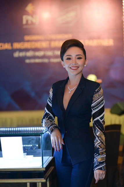 trang suc gan da quy ECZ cua PNJ anh 1