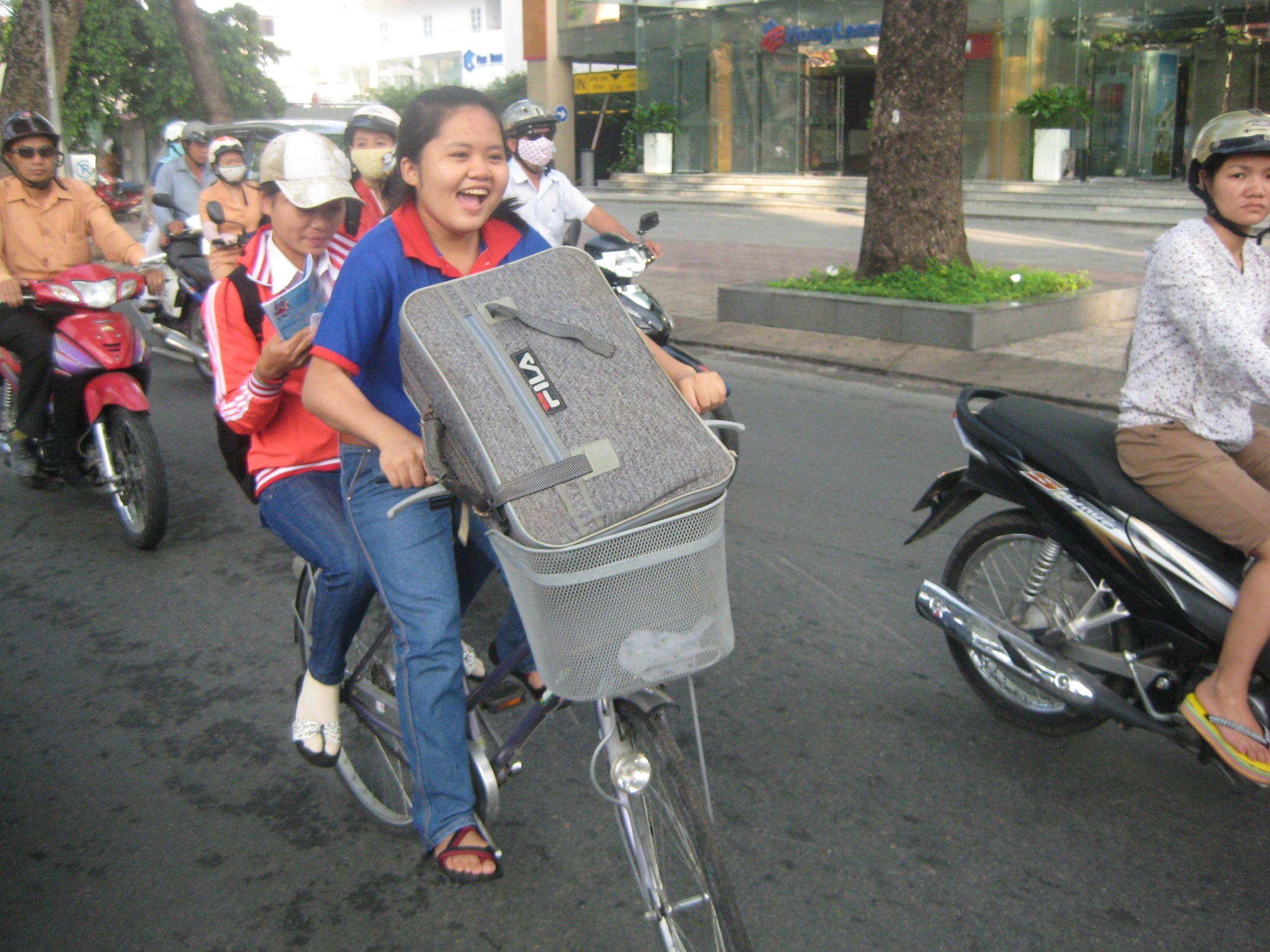 Thien Long,  Tiep suc mua thi anh 4