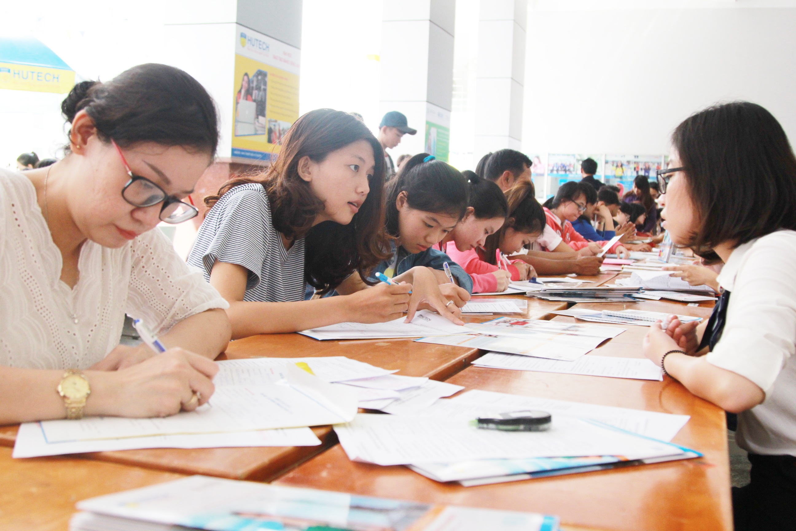 HUTECH xét tuyển học bạ THPT ảnh 1 HUTECH xet tuyen hoc ba THPT anh 1