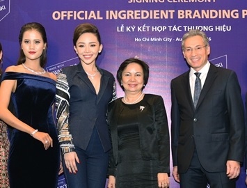 Sao Viet hoi tu tai su kien ky hop tac giua PNJ va Swarovski hinh anh