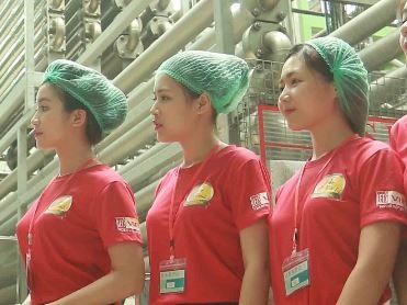 Hoa khoi sinh vien Ha Noi tham quan nha may Number 1 Ha Nam hinh anh