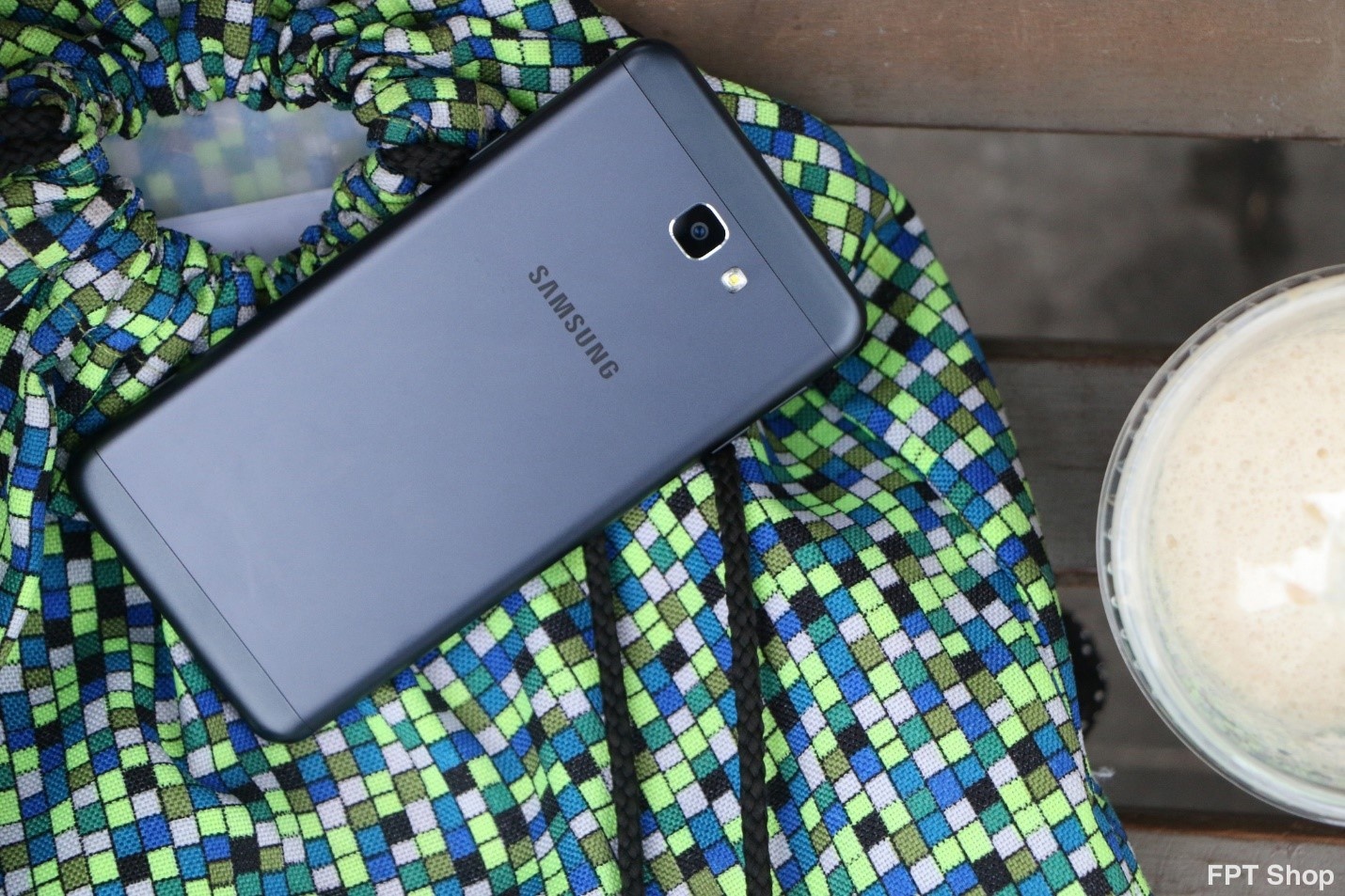 Tang 500 laptop khi dat mua truoc Galaxy J7 Prime hinh anh