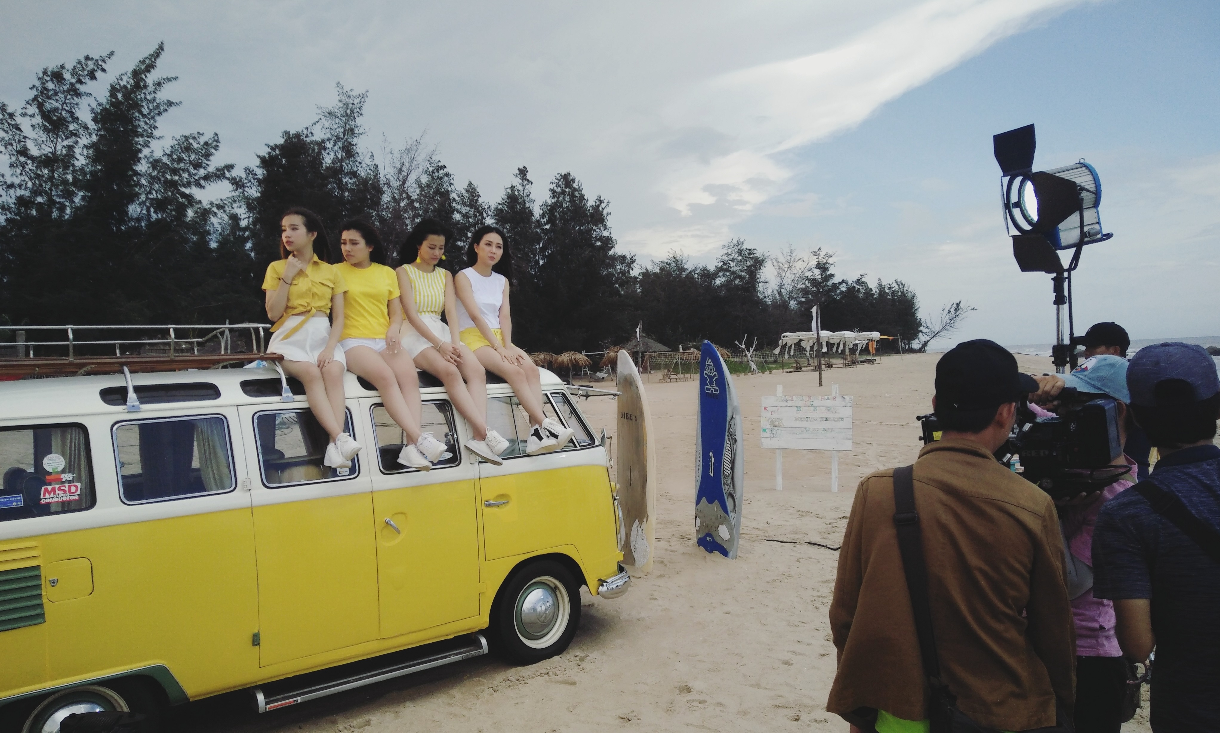 Hau truong MV ngot ngao cua Dong Nhi va nhom Hello Yellow hinh anh