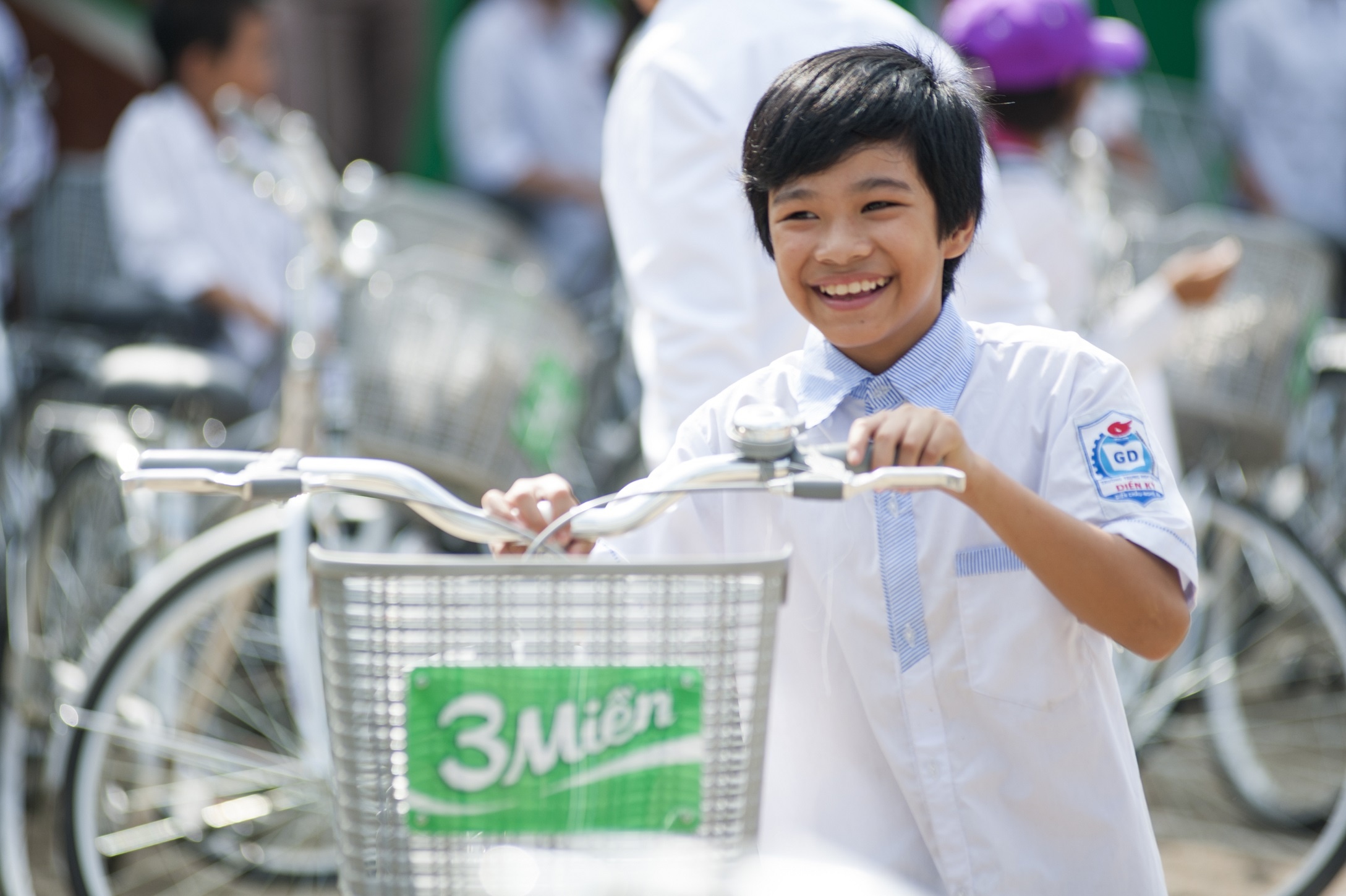 Hon 100 chiec xe dap chuyen den hoc sinh vuot kho Nghe An hinh anh