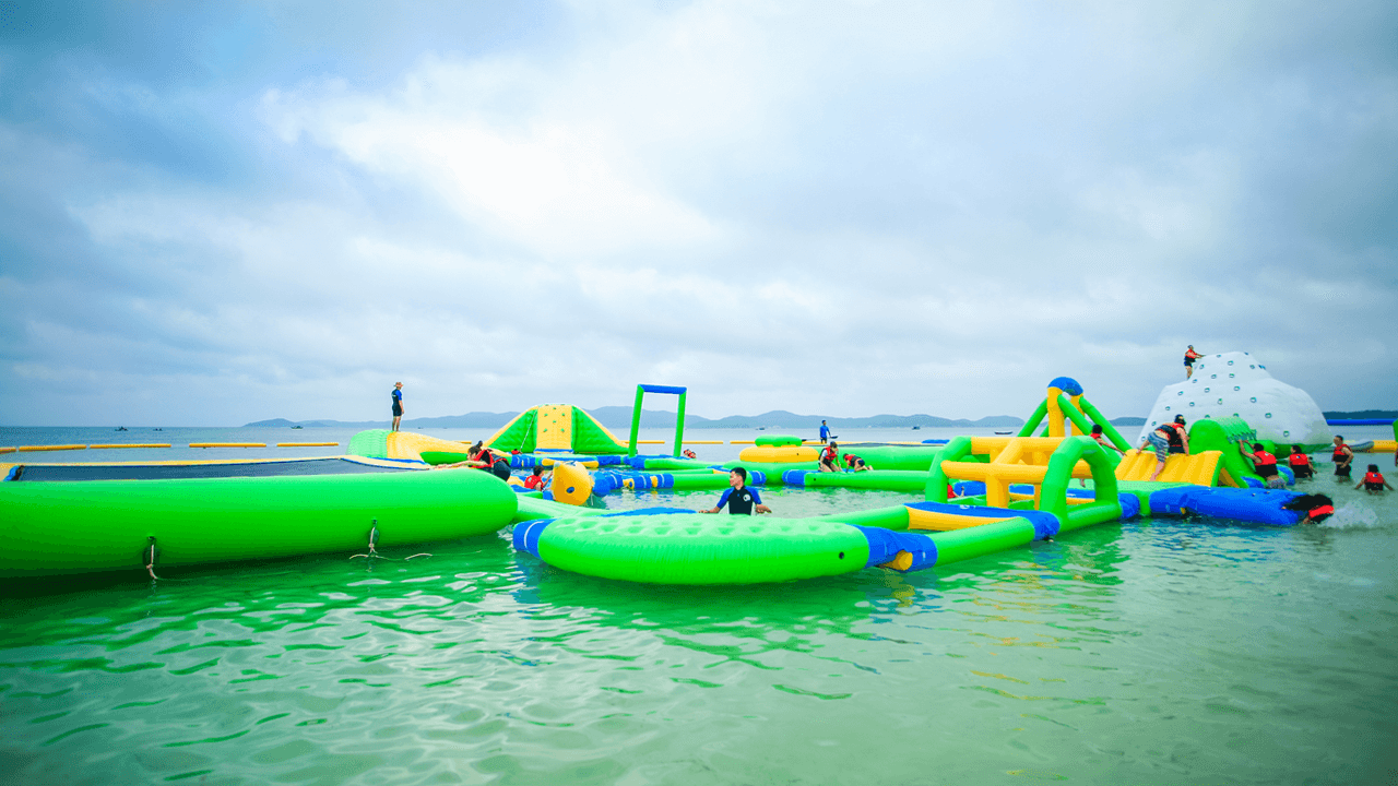 Gioi tre hao hung voi nha phao tren mat nuoc o Lam Dong hinh anh