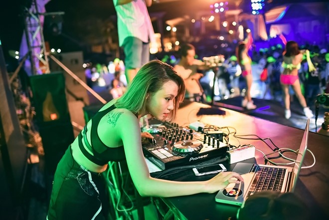 DJ Ty Ty dien bikini nong bong choi nhac tai Vung Tau hinh anh